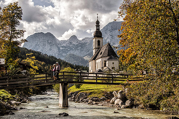 Ramsau church autumn bridge © Berchtesgadener Land Tourismus