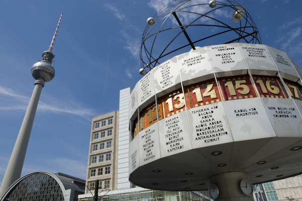 Weltzeituhr und Fernsehturm am Alexanderplatz - (c) visitBerlin, Foto: Wolfgang Scholvien