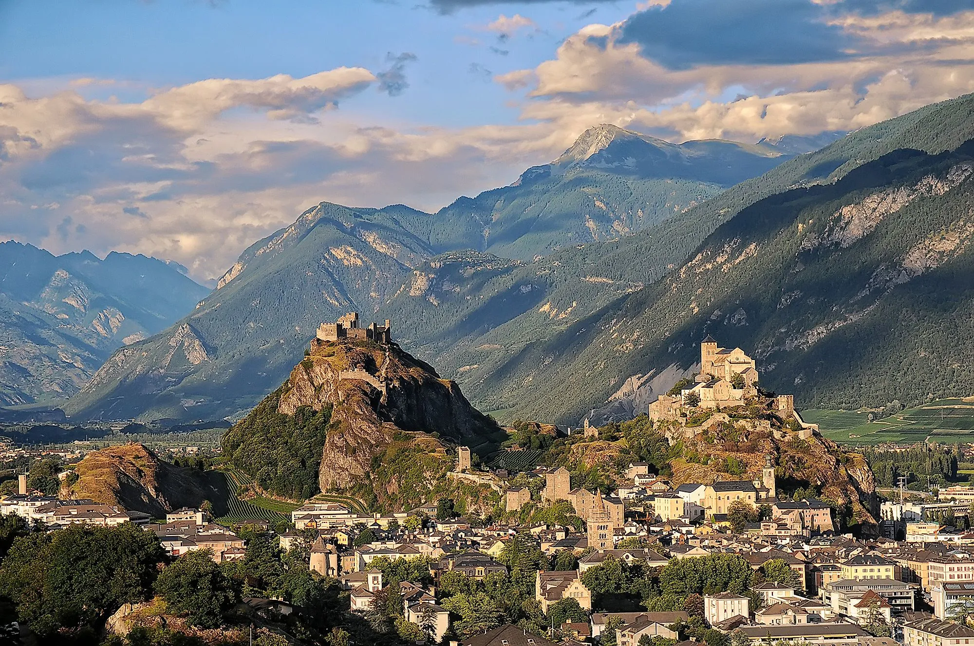 De twee opvallende kastelen Valère en Tourbillon in Sion in het kanton Wallis liggen verscholen in een berglandschap.