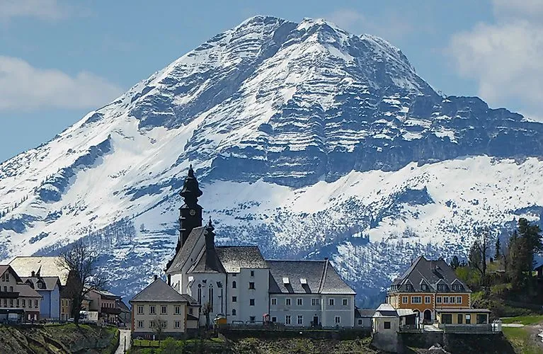 Annaberg mit Kirche und Ötscher im Hintergrund in Niederösterreich