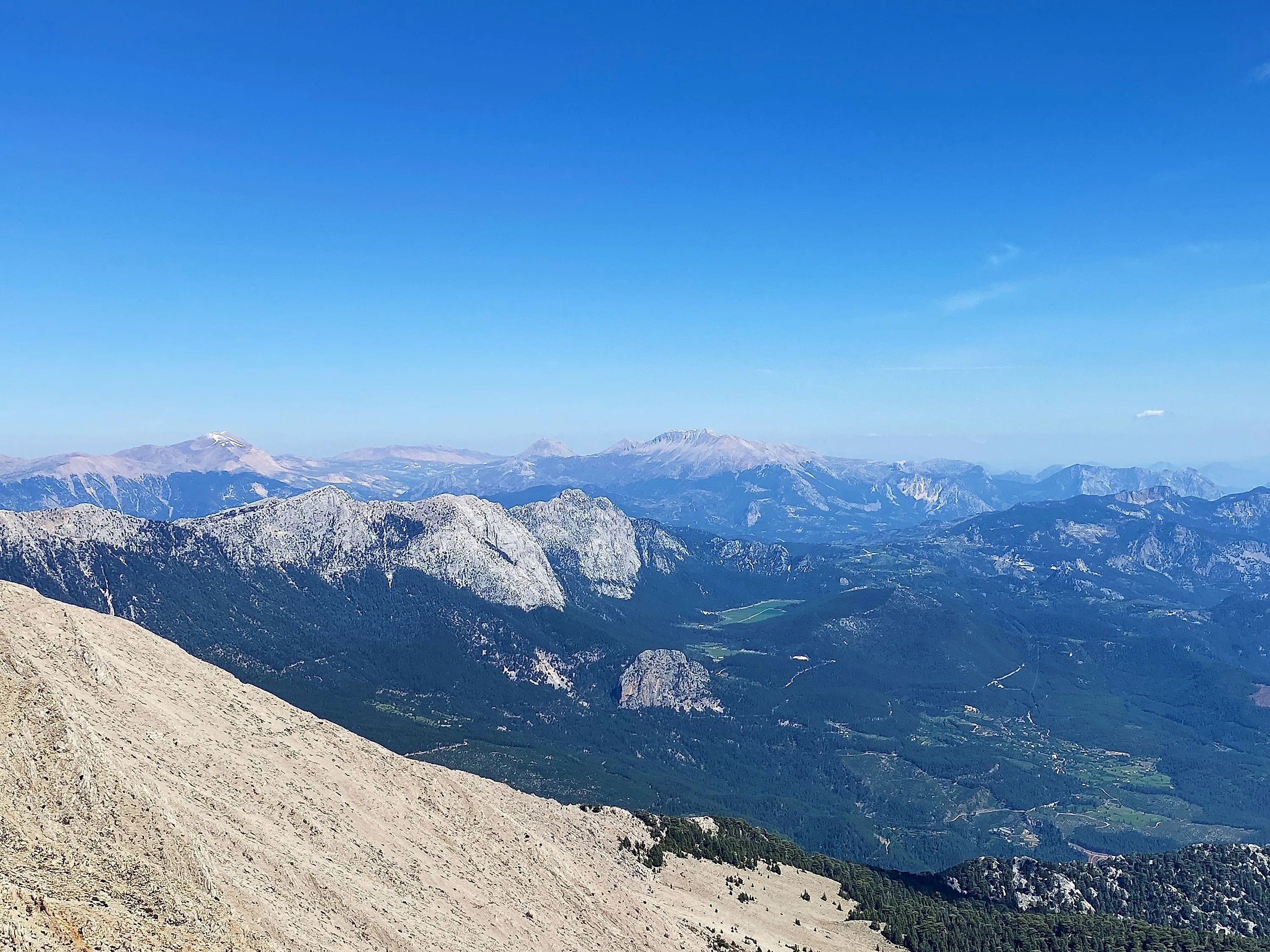 Weite Aussicht vom Tahtalı-Gebirge über grüne Täler und Felsmassive bei Antalya