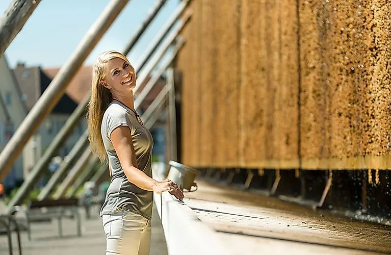 Une femme profite de l'air salé du bâtiment de graduation de Bad Salzuflen sous le soleil.