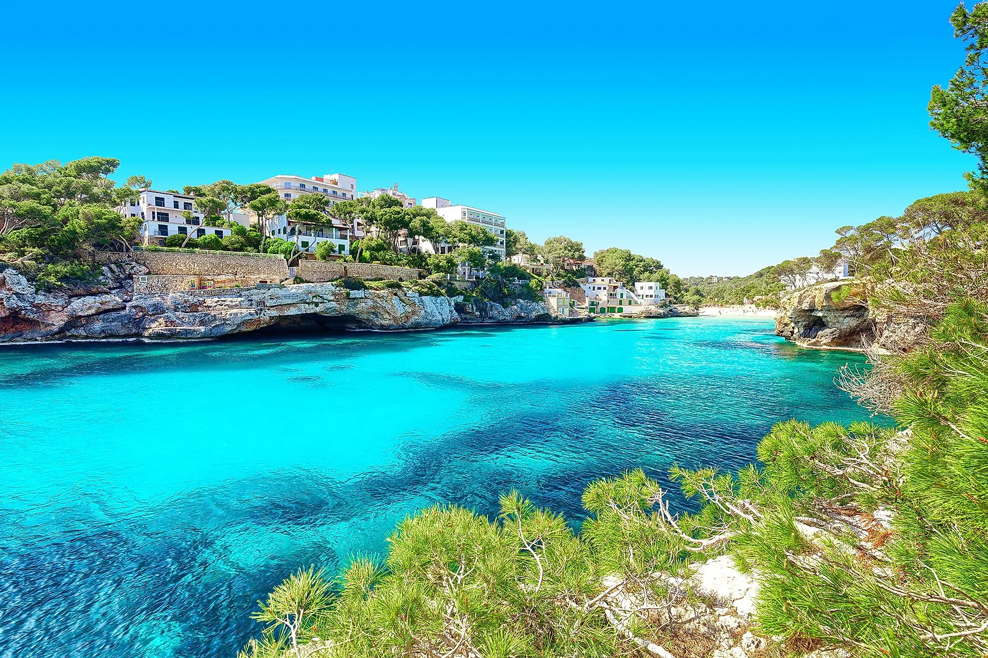 Kristallklares türkisblaues Wasser in der Bucht Cala Santanyí auf Mallorca