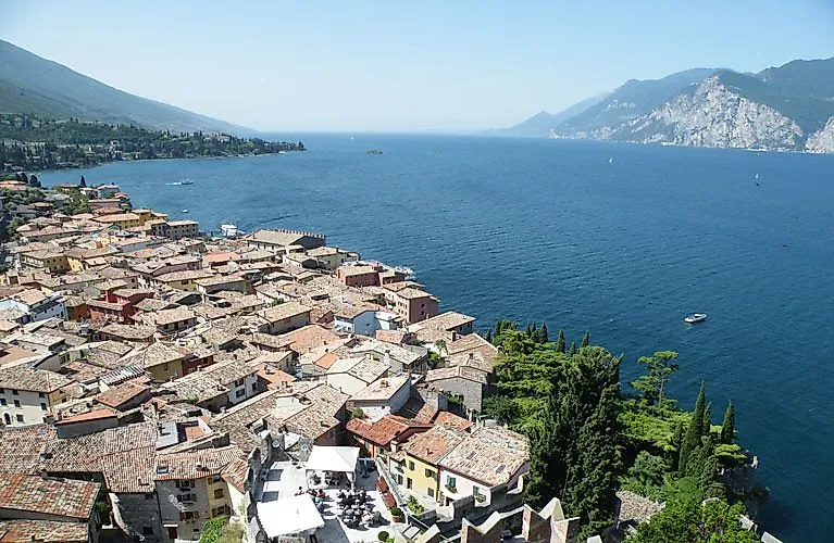 Blick auf die Dächer von Bardolino am Gardasee