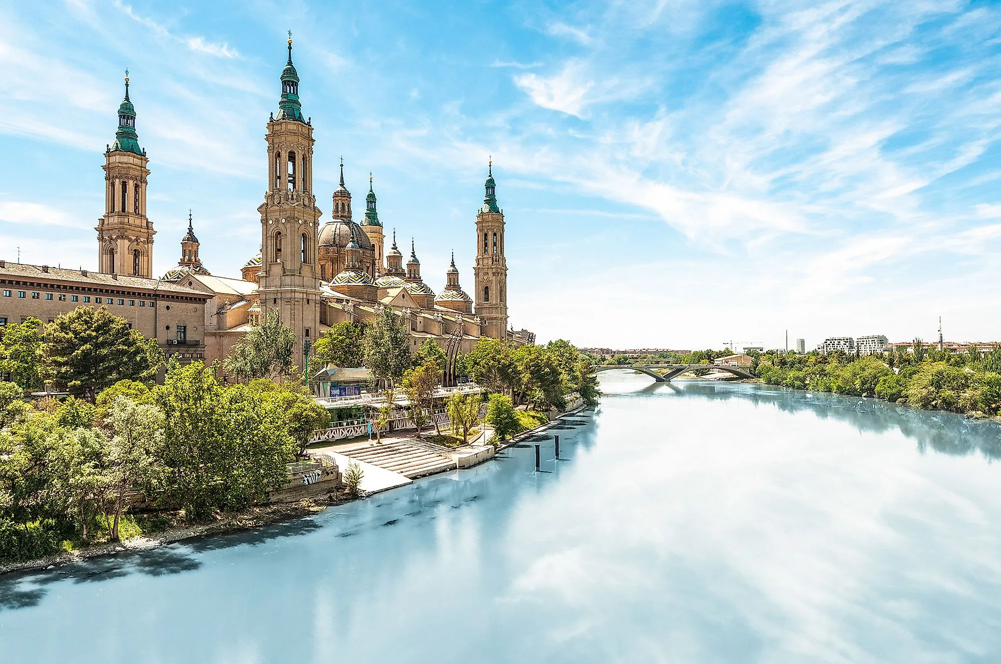 Basilica del Pilar a Saragozza sul fiume Ebro sotto un cielo azzurro