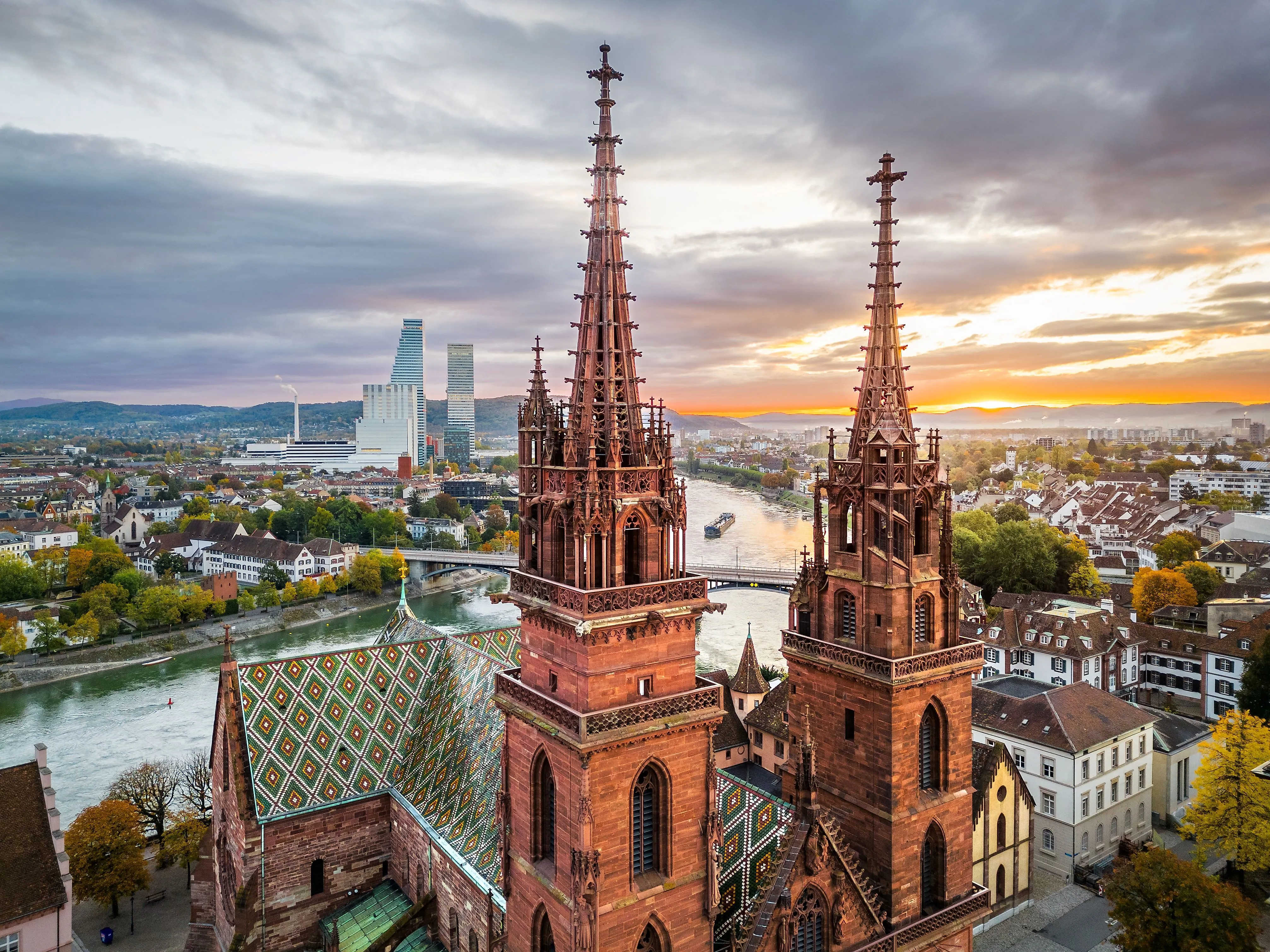 Pohled přes Rýn na basilejský Minster a historické centrum Basileje se stromy