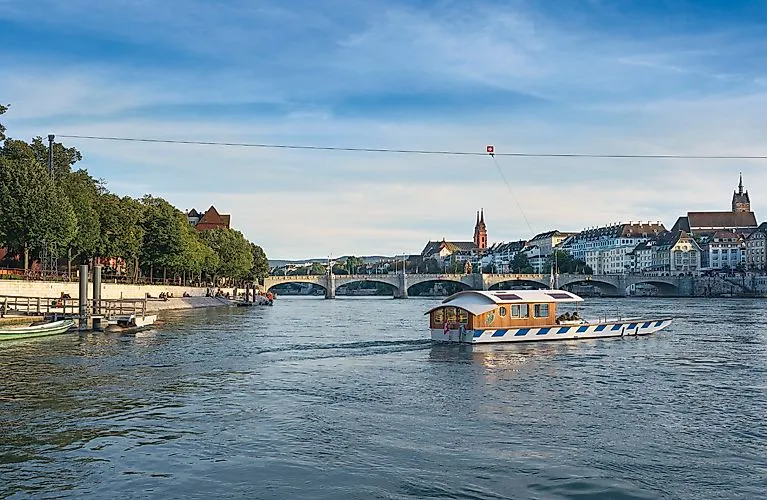 Promenade en bateau sur le Rhin à Bâle dans le décor historique de la vieille ville avec vue sur la cathédrale et le pont du milieu du Rhin