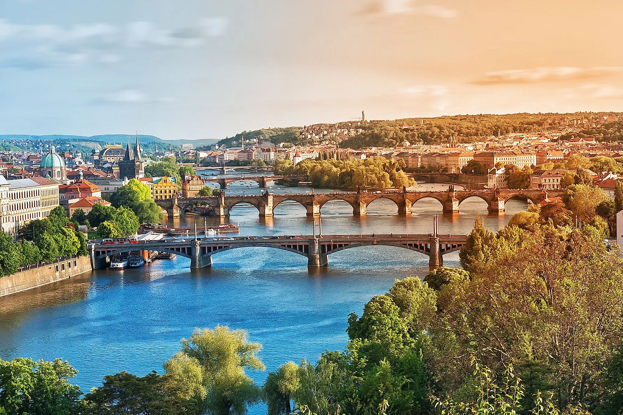 Vista sobre el Moldava de varios puentes de Praga al atardecer