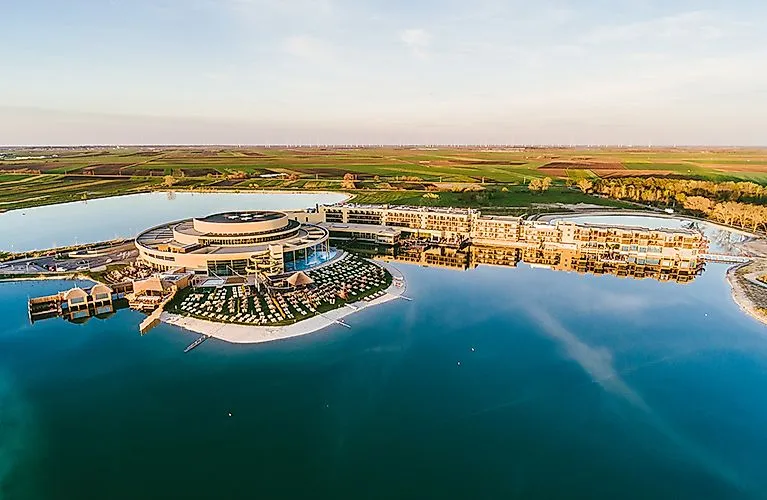 Luchtfoto van de St. Martins Therme & Lodge aan het Neusiedl meer met omliggend landschap