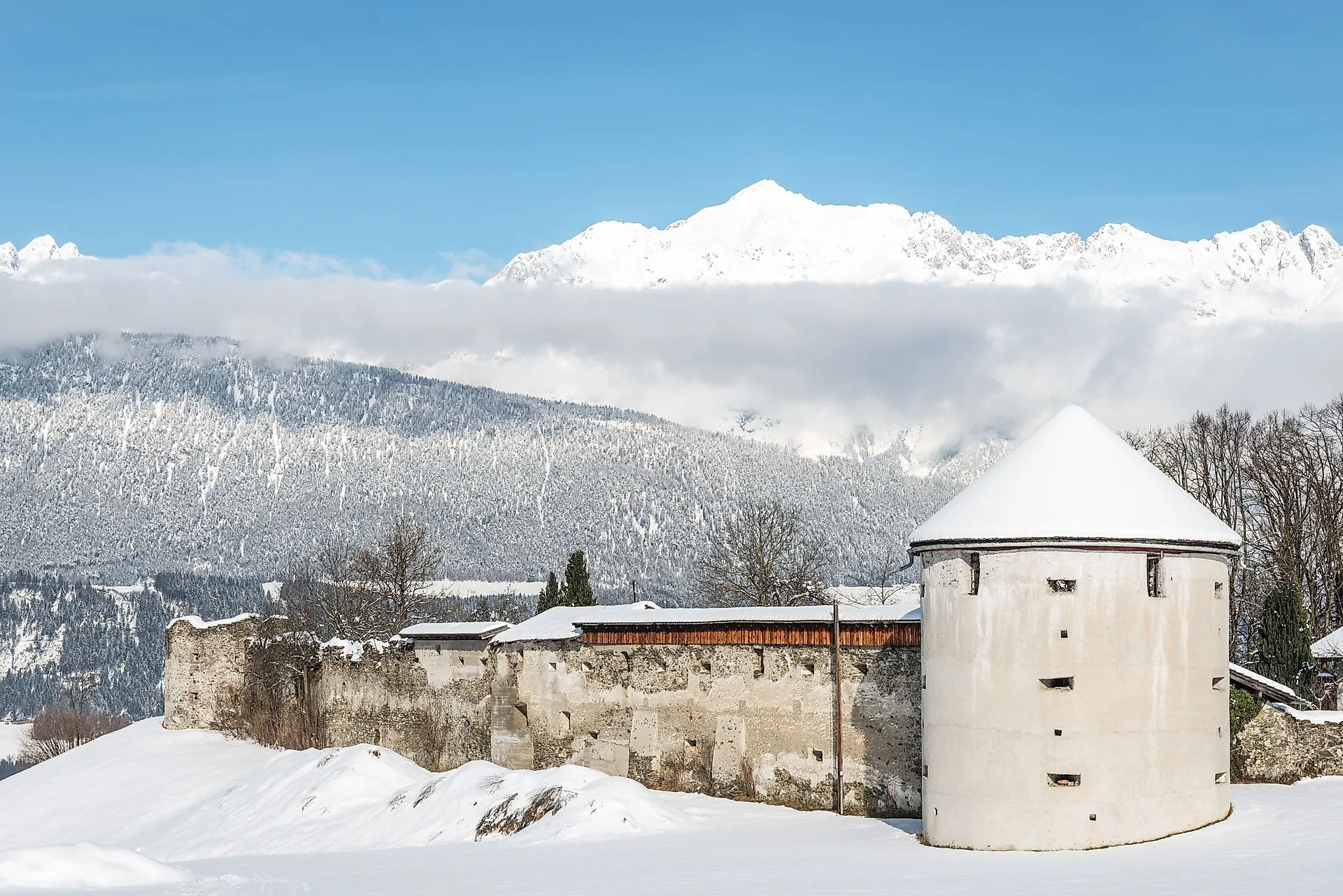 Burgruine Rettenberg in Kolsassberg mit historischen Mauern und Blick über das Inntal