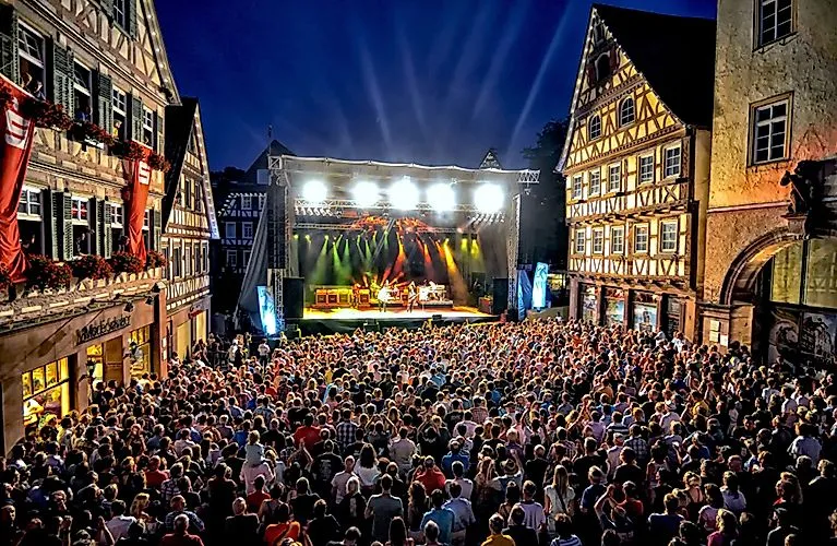 Calw rocks: živý koncert na náměstí s kulisou hrázděných domů a velkým množstvím lidí v noci