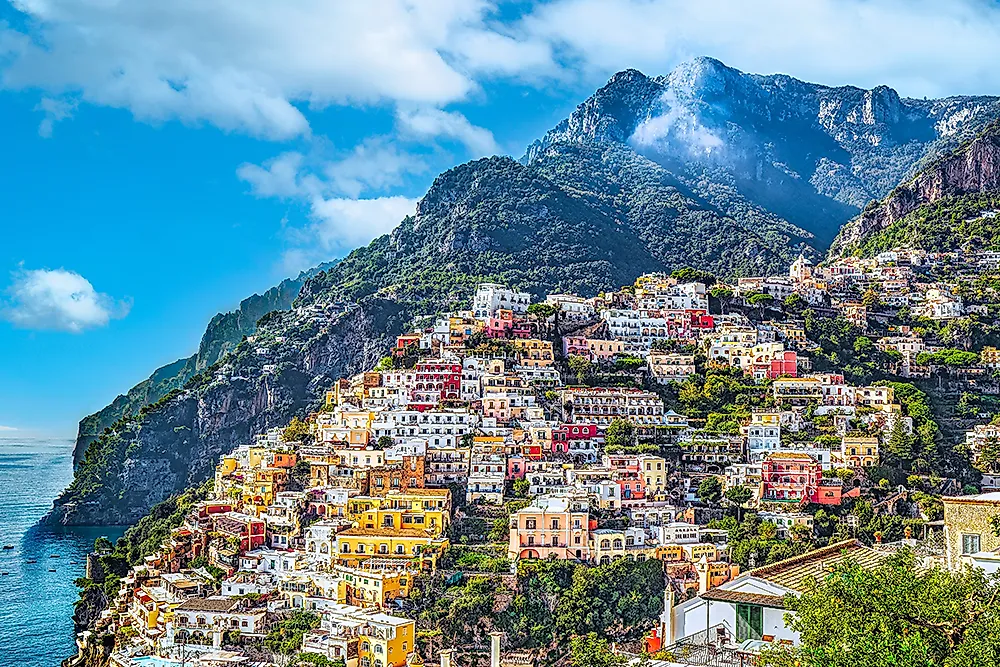 Blick auf Positano an der Amalfiküste mit pastellfarbenen Häusern, steilen Felsen und Tyrrhenischem Meer
