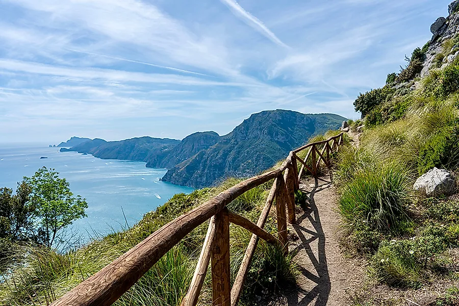 Wanderweg mit Meerblick entlang der Amalfiküste in Kampanien