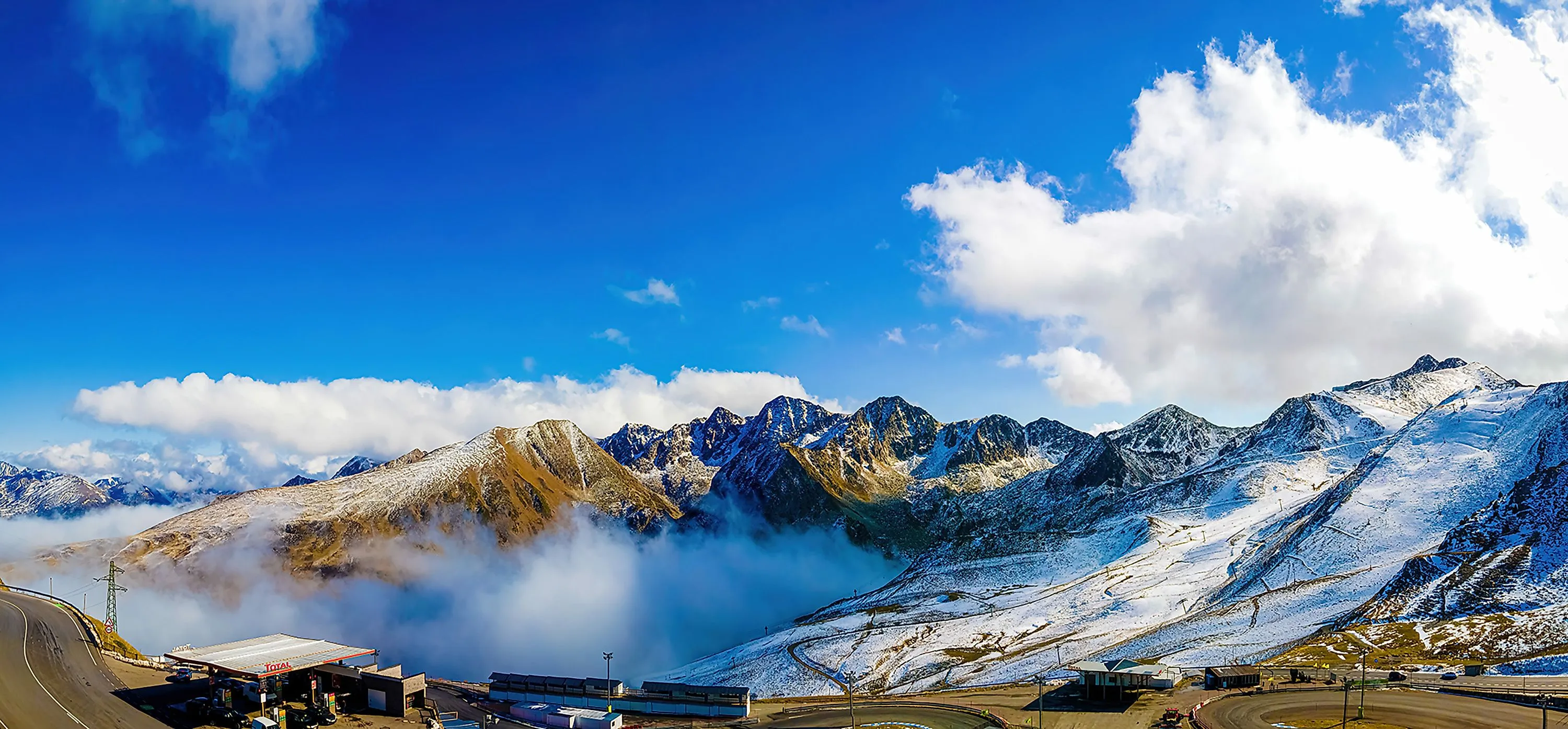 Schneebedeckte Pyrenäen bei Canillo in Andorra unter blauem Himmel mit Wolken