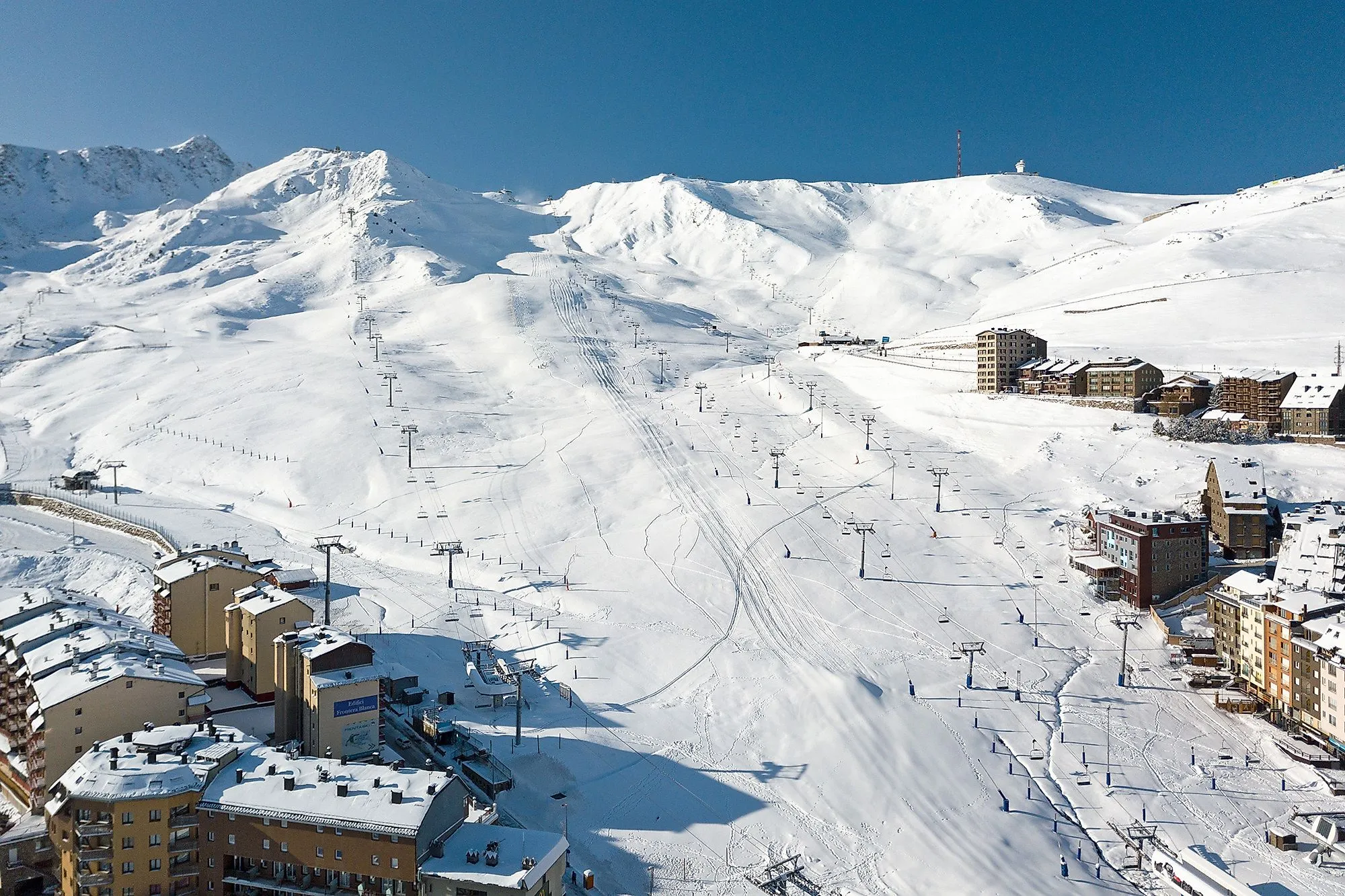 Skipisten und Sessellifte im Skigebiet Grandvalira nahe Canillo in Andorra im Winter