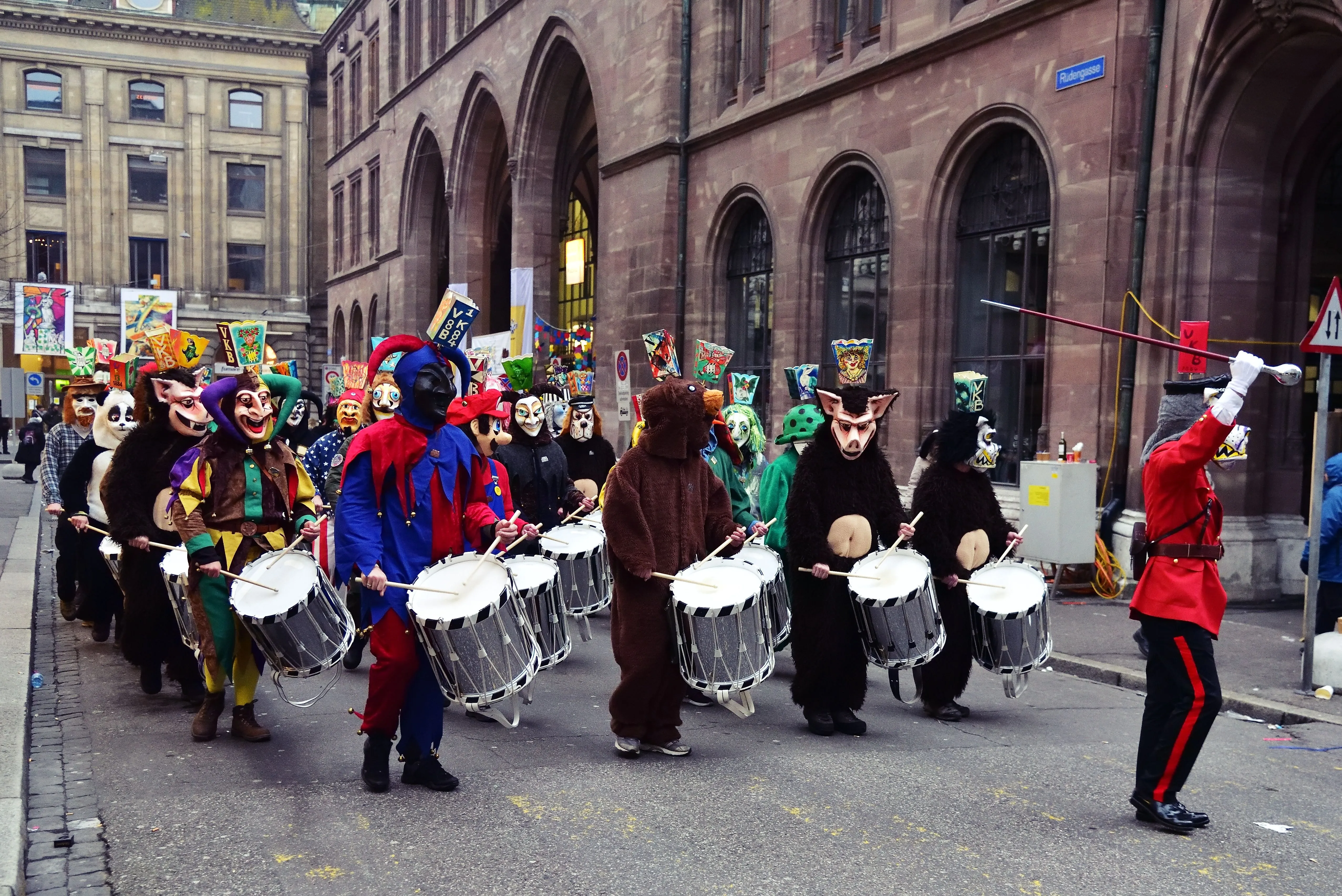Tambours masqués lors du carnaval de Bâle dans la vieille ville - un patrimoine culturel traditionnel de l'UNESCO avec des costumes colorés