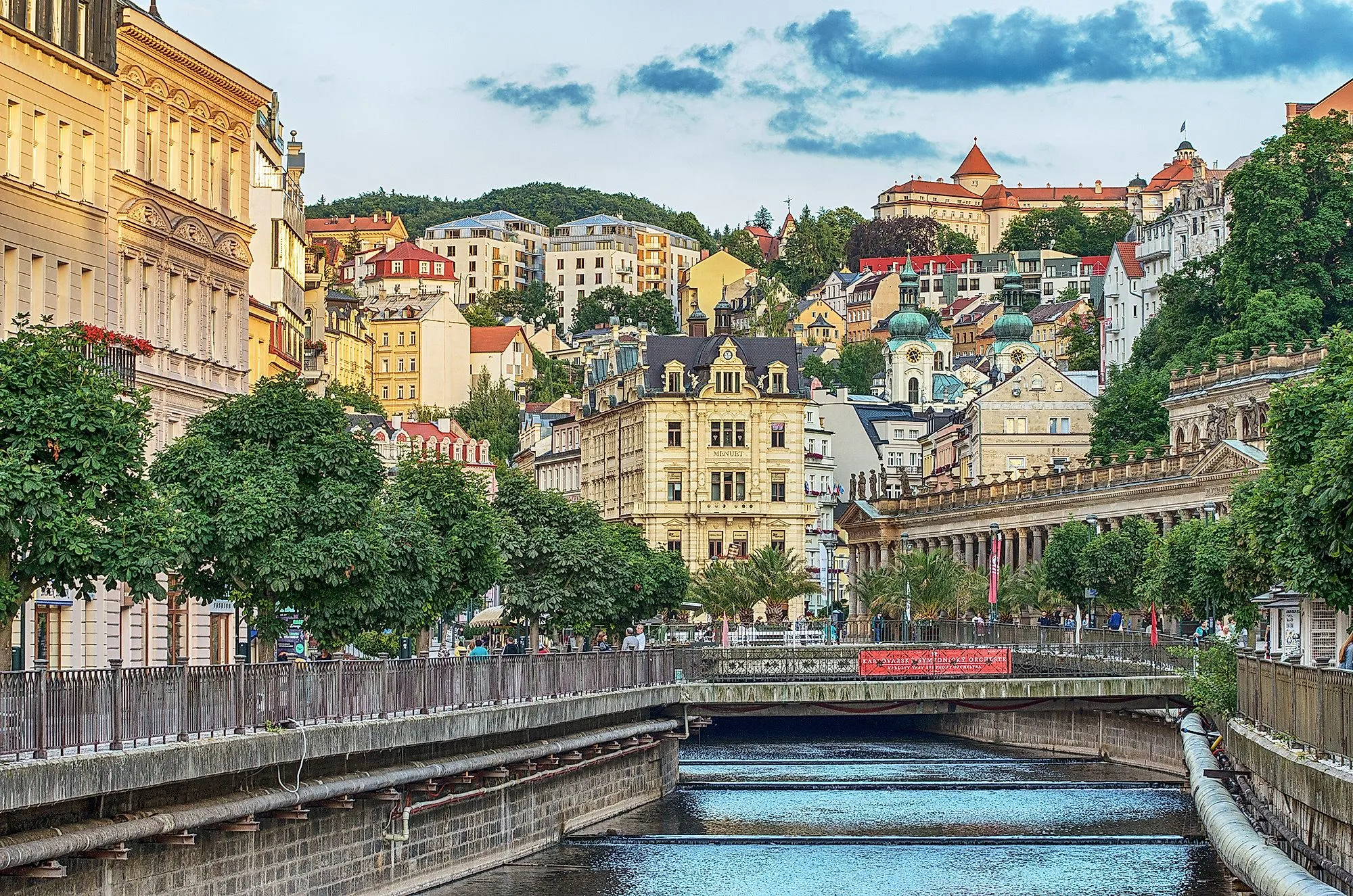 Staré mesto Karlových Varov s nádhernými fasádami, kolonádami a výhľadom na zámok.