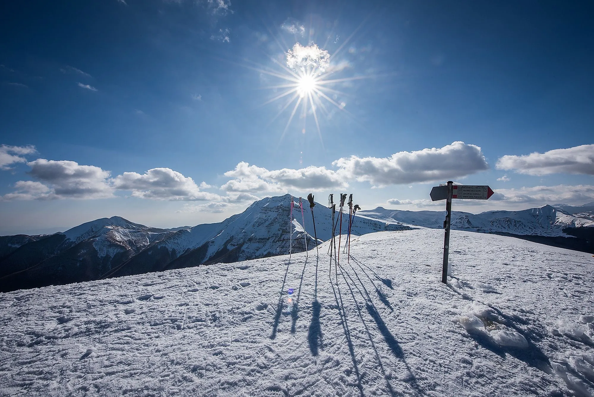 Winterlandschaft am Corno alle Scale in den Apenninen mit Schnee und Sonne