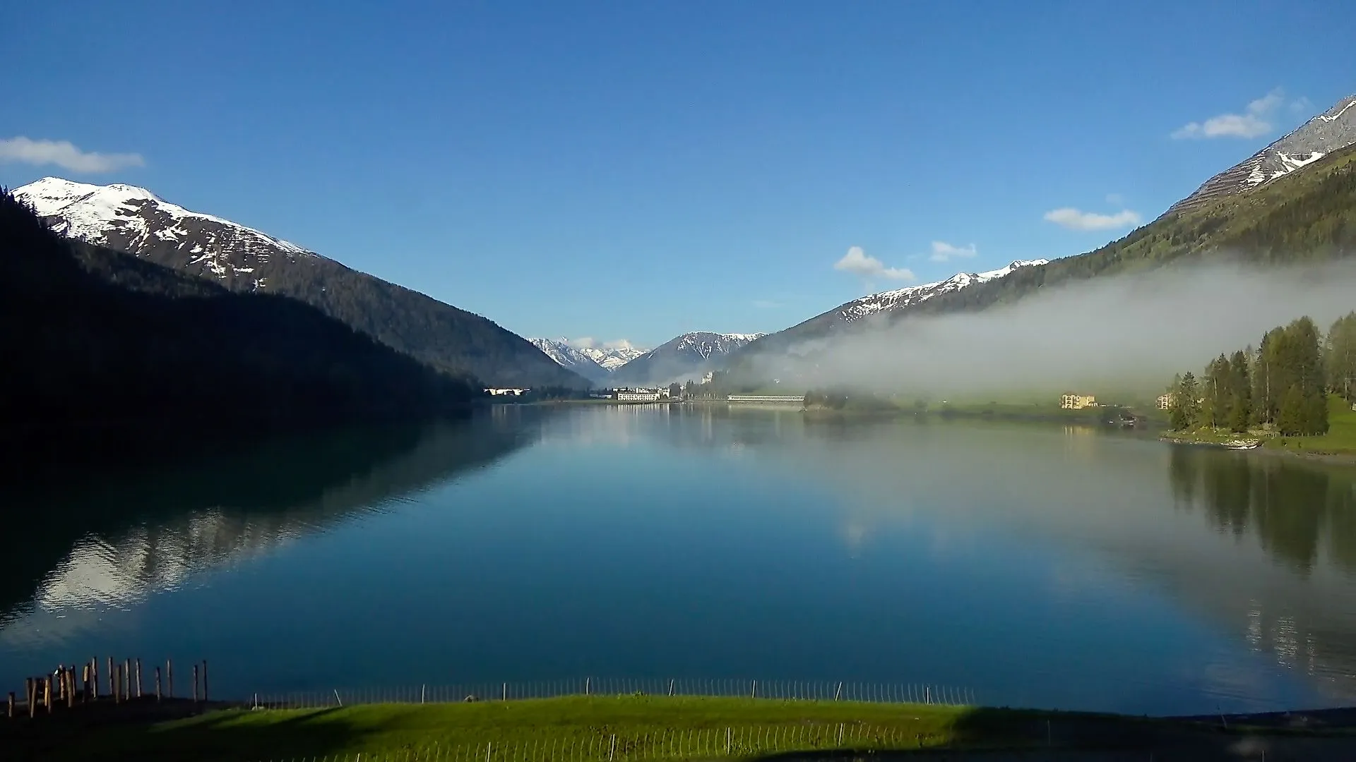 Brouillard suspendu au-dessus du lac de Davos à Davos Wolfgang par un matin ensoleillé de printemps