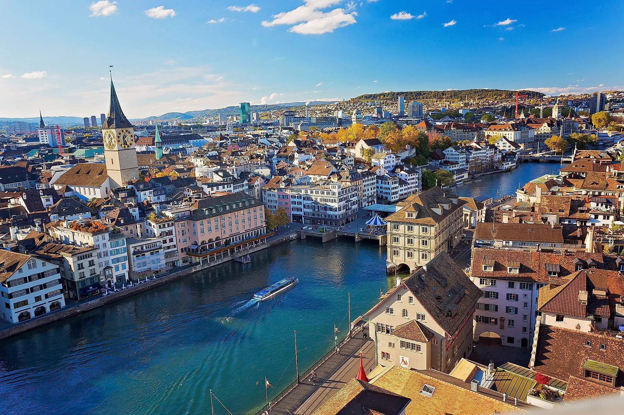 Zicht op de oude stad van Zürich met de rivier de Limmat en de kerk Fraumünster