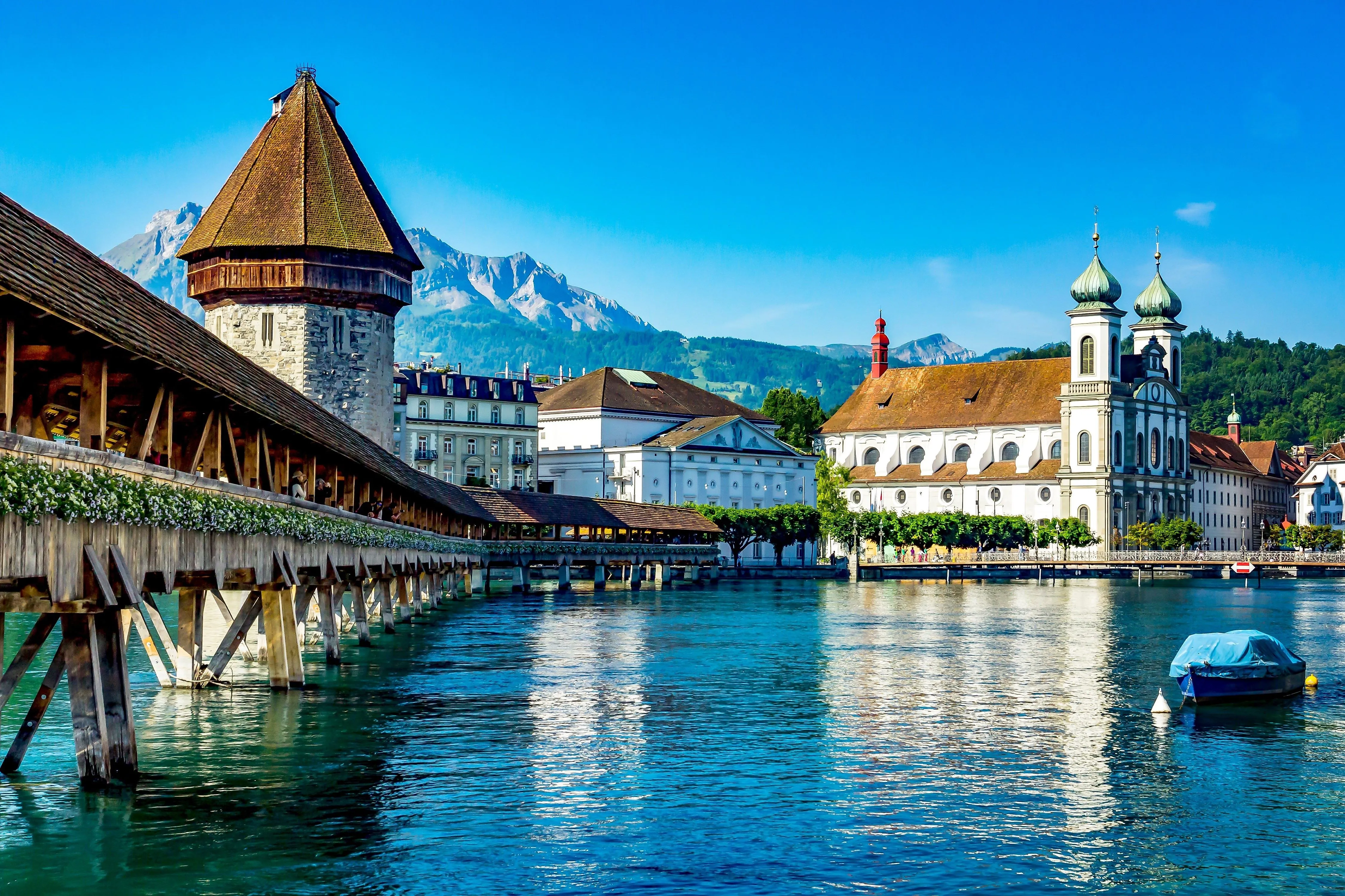 Historische oude stad Luzern met jezuïetenkerk en Kapelbrug tegen een alpine achtergrond