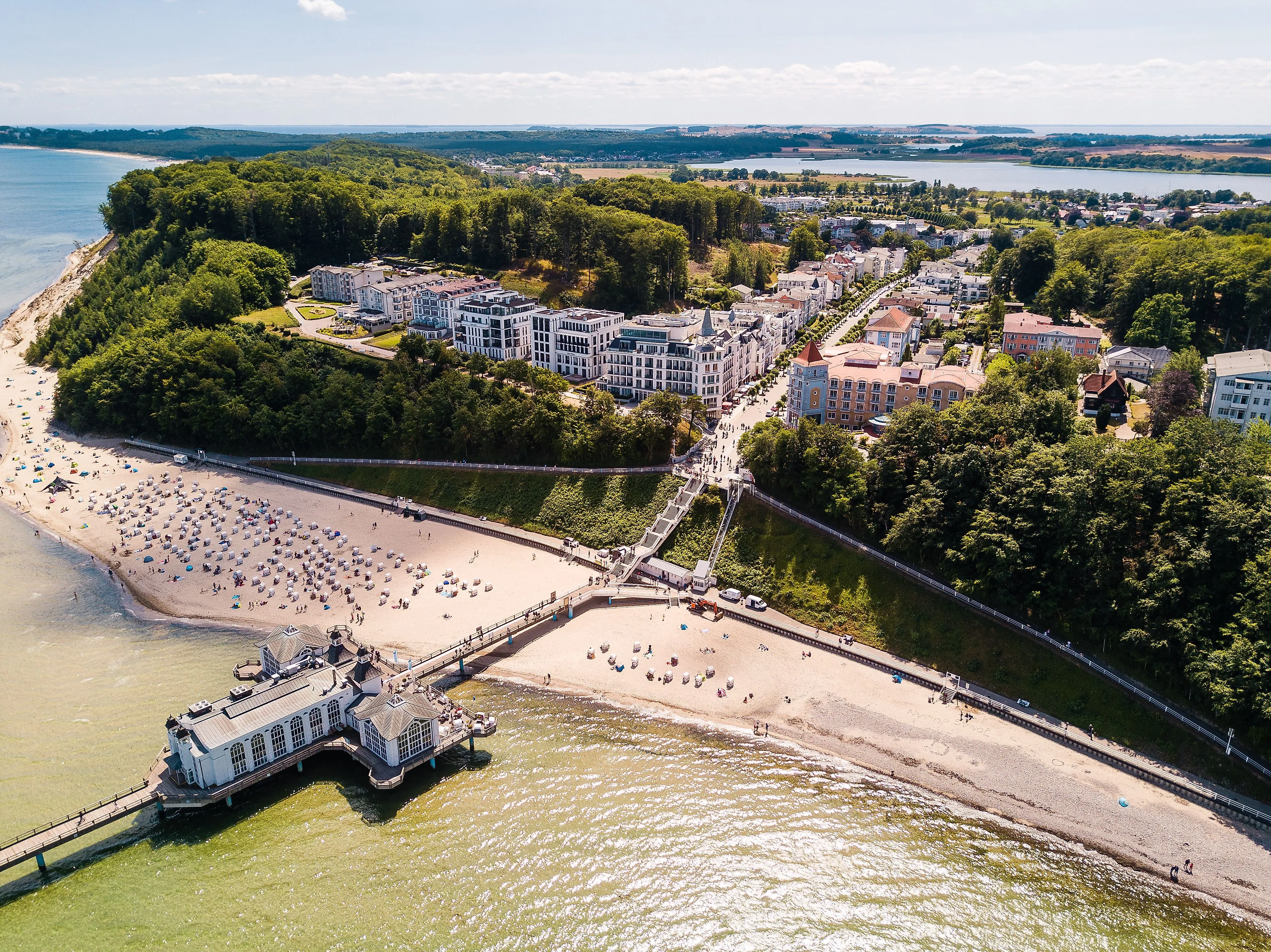 Luftaufnahme von Sellin auf Rügen mit Seebrücke, Strand und Wilhelmstraße