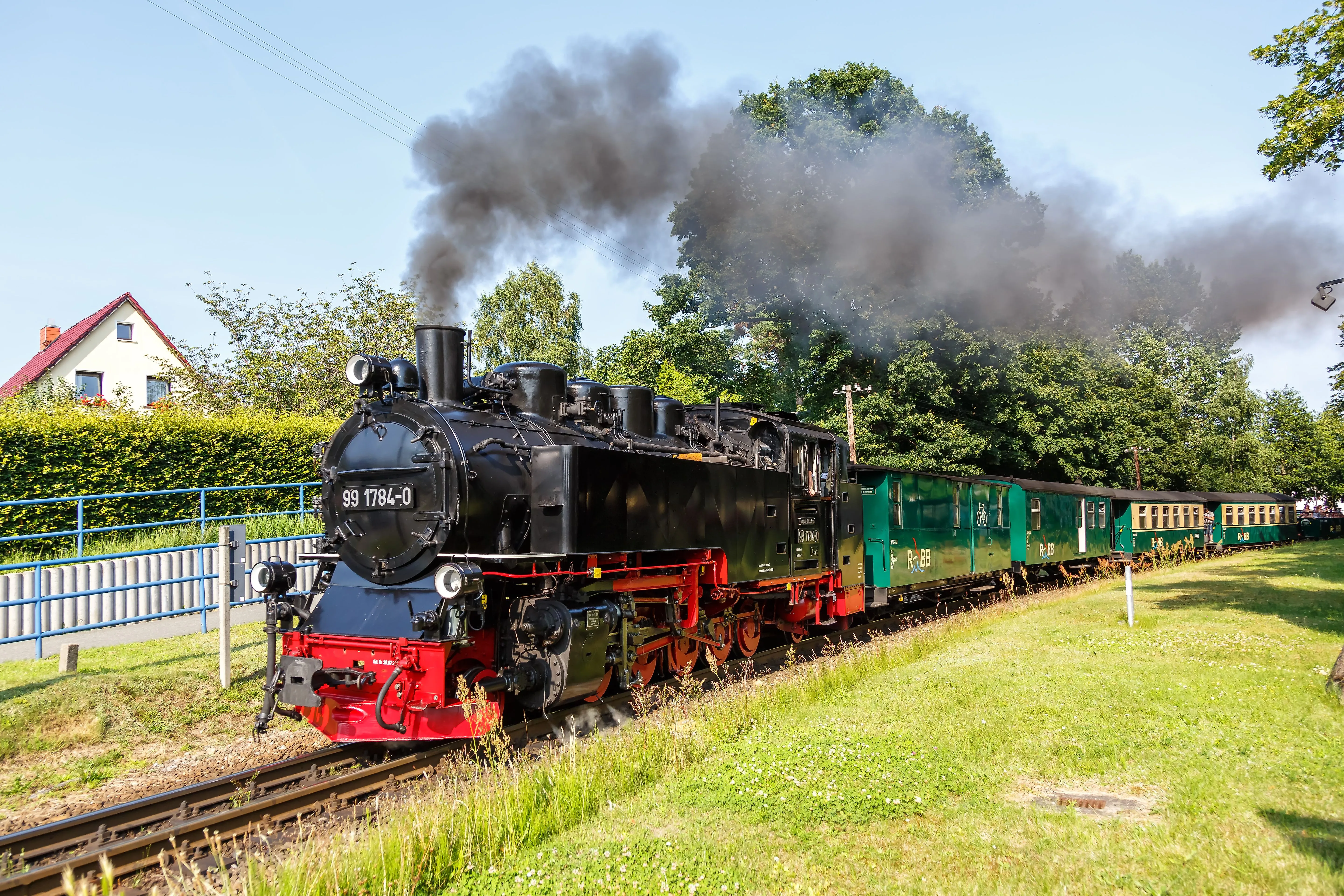 Rasender Roland auf Rügen mit historischer Dampflok und grünen Personenwagen
