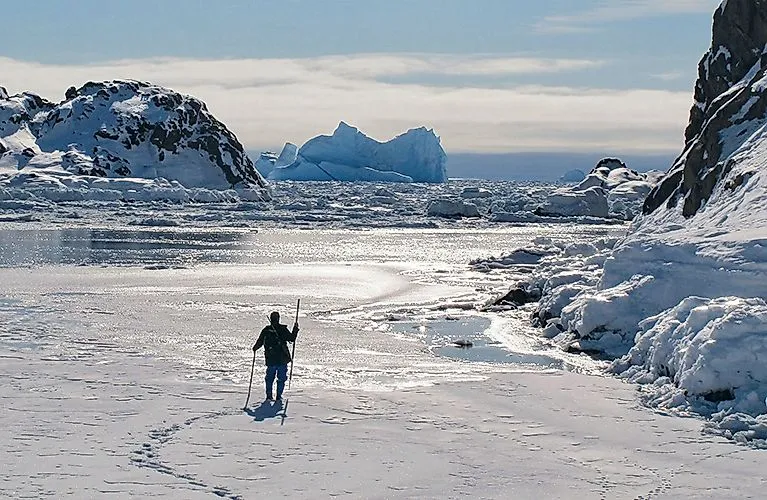 Caminata por una bahía helada con icebergs en Groenlandia Oriental