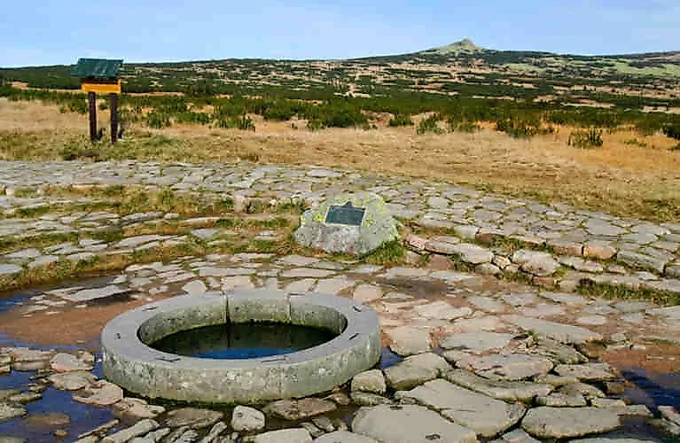 Fontana in pietra naturale alla sorgente dell'Elba nei Monti dei Giganti, vicino a Špindlerův Mlýn - famosa meta escursionistica con pannello informativo