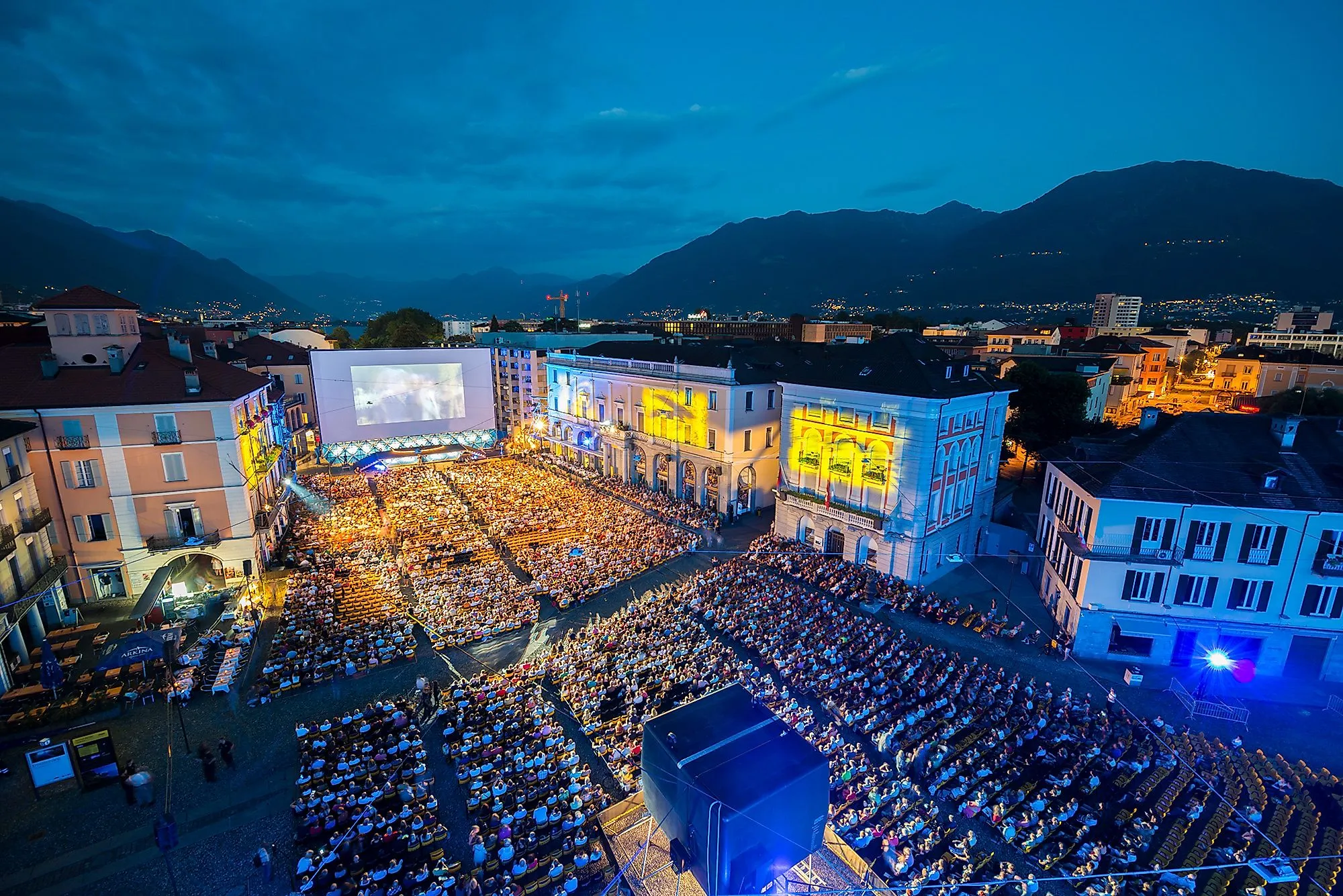 Openlucht bioscoop op het Locarno Film Festival op de Piazza Grande in Ticino
