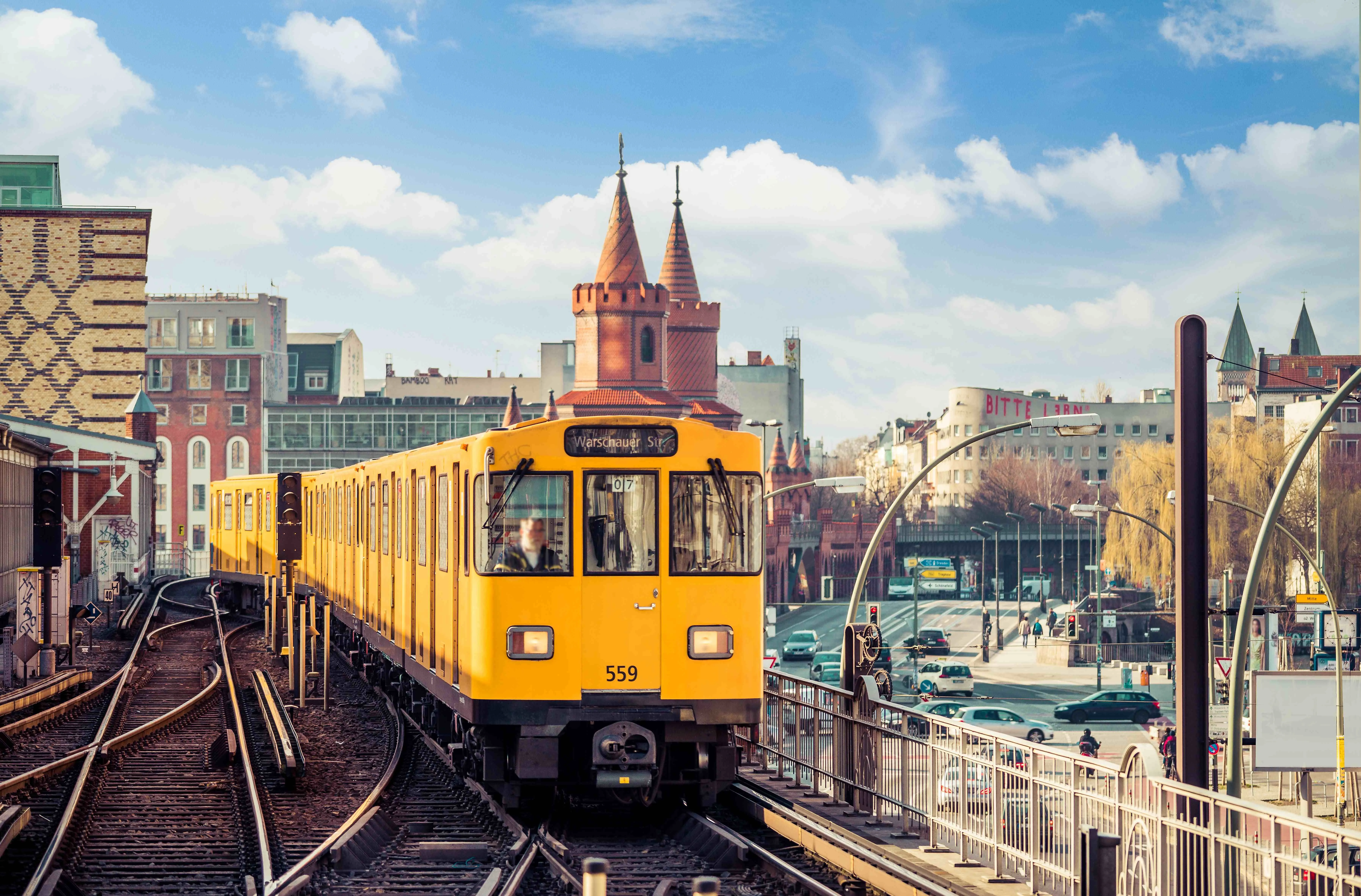 Métro berlinois jaune devant le pont Oberbaumbrücke avec vue sur la Warschauer Straße