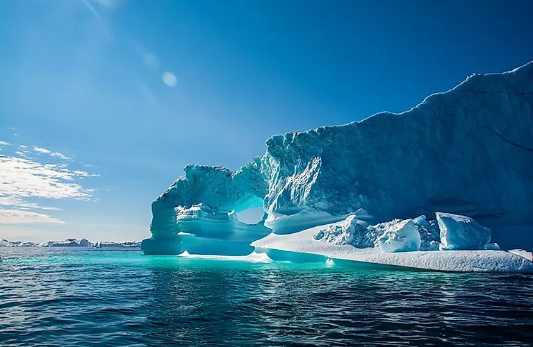 Iceberg a la luz del verano frente a la costa de Groenlandia