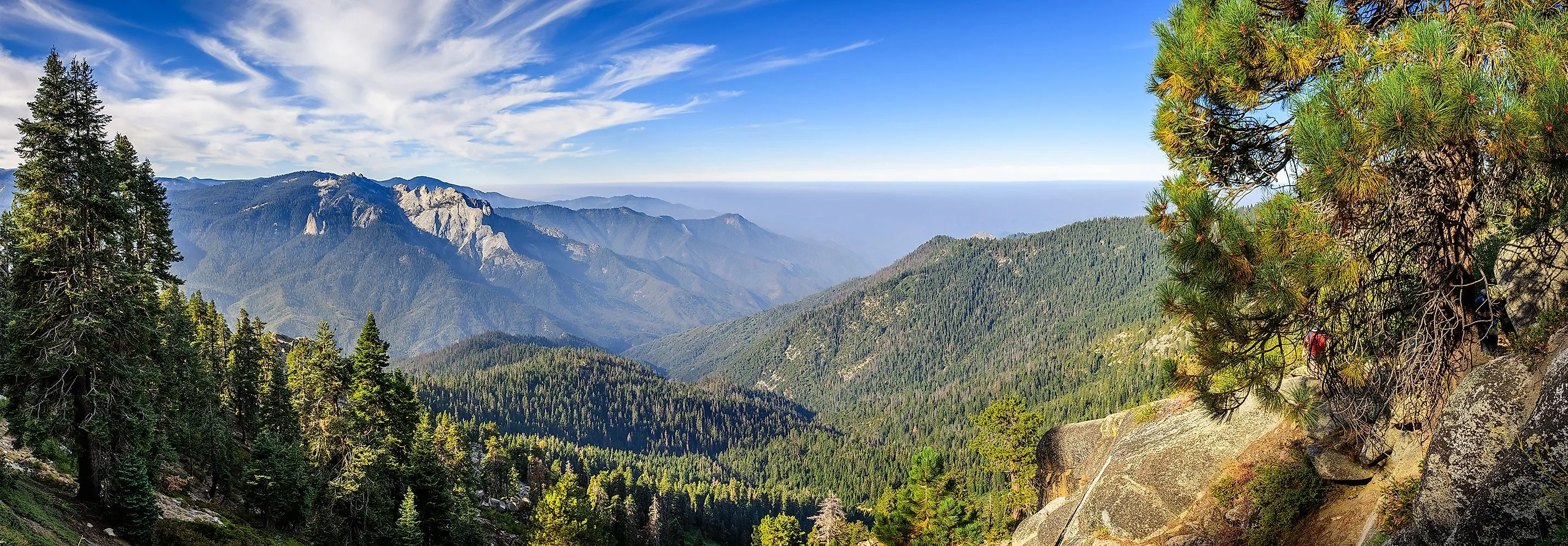 Weids uitzicht over de beboste bergen en valleien van de Sierra Nevada in Andalusië