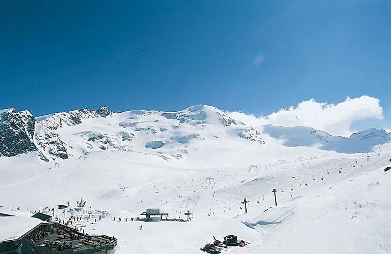 Lyžování na ledovci Kaunertal za nádherného slunečního svitu a čerstvého prachového sněhu