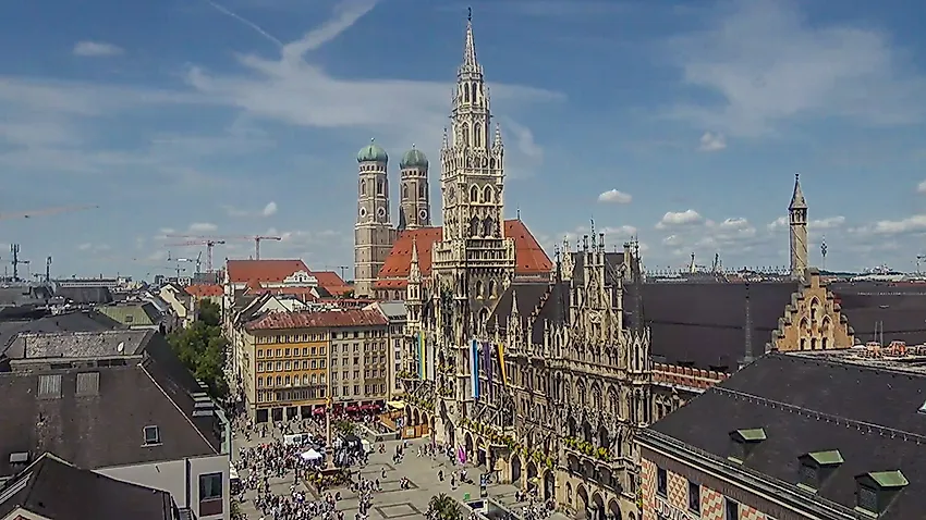 A view of Marienplatz in the summer via the feratel webcam