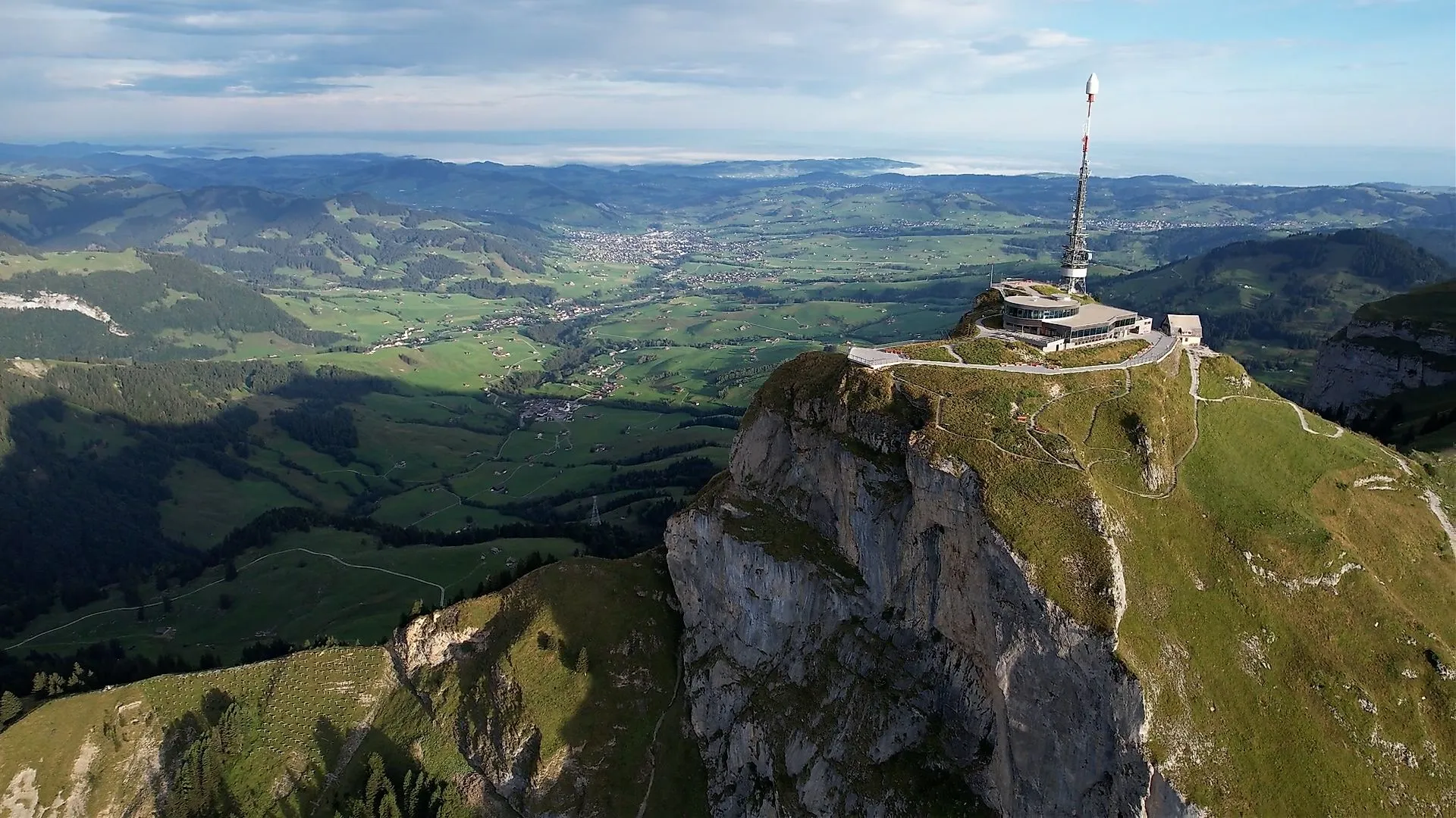 Gezicht in vogelvlucht op de Hoher Kasten met zendmast en panoramarestaurant in Zwitserland