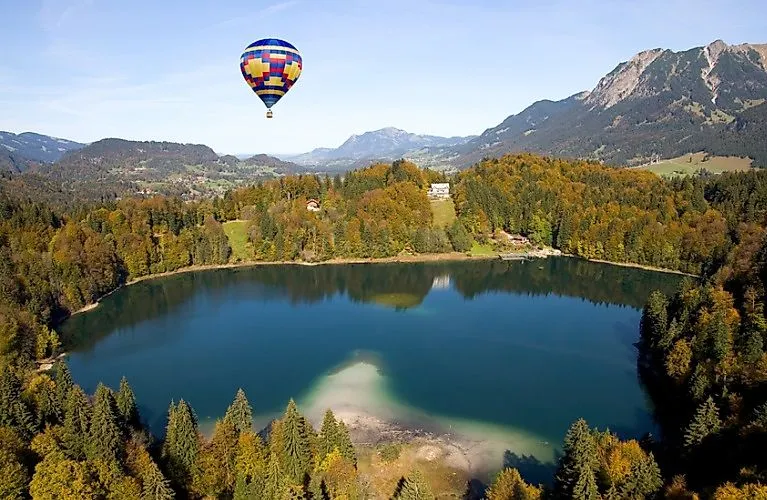 Heißluftballon über dem Freibergsee bei Oberstdorf mit Alpenpanorama im Hintergrund