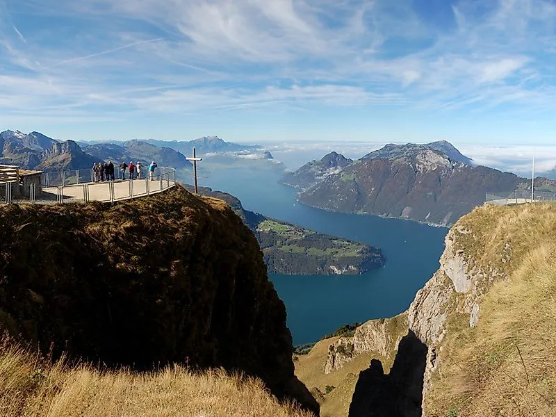 Aussichtspunkt Fronalpstock mit Blick auf Vierwaldstättersee und umliegende Berge im Sommer