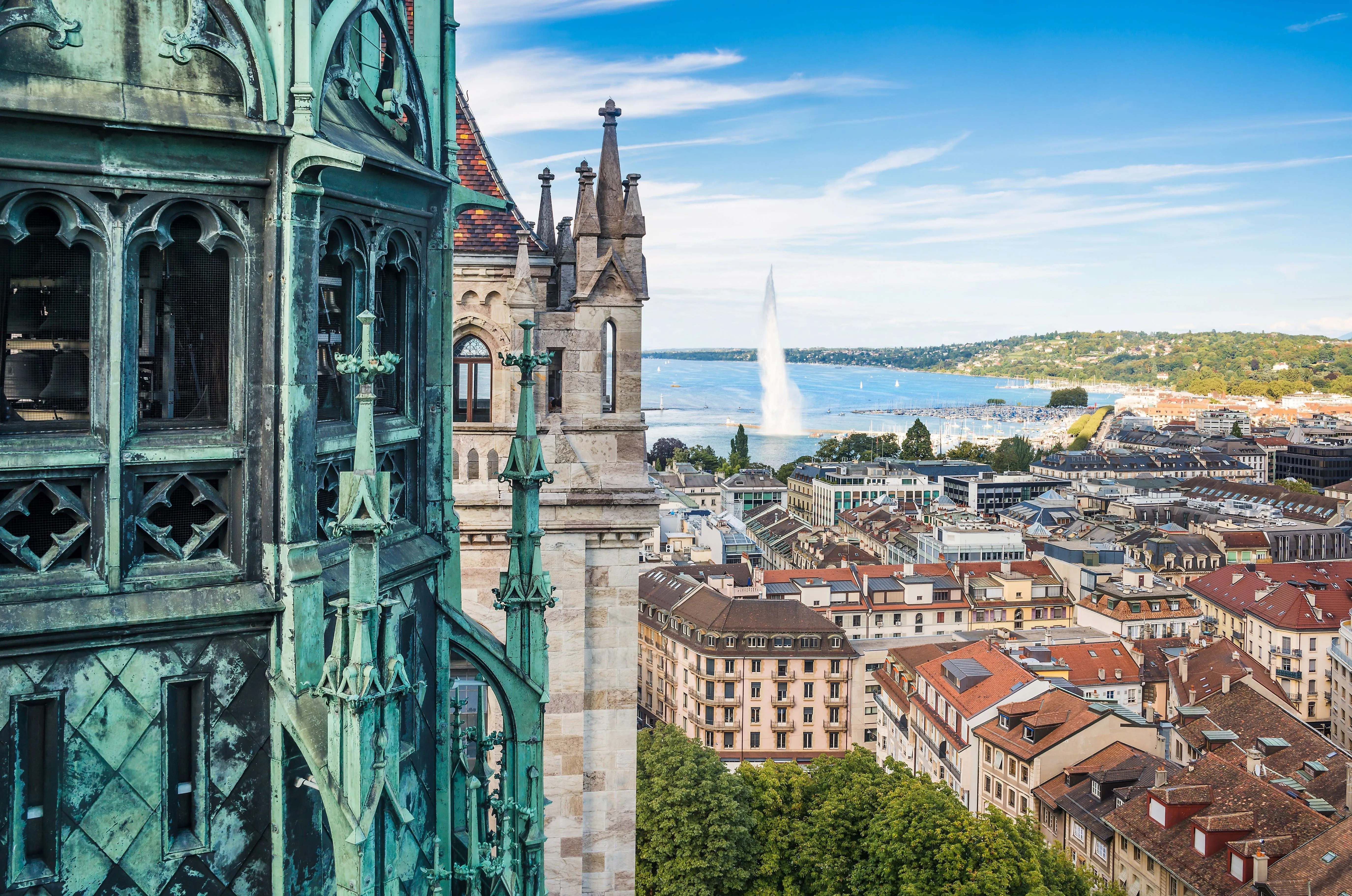 Kathedraal Saint-Pierre en oude stad Genève met Jet d'Eau en het meer van Genève op de achtergrond