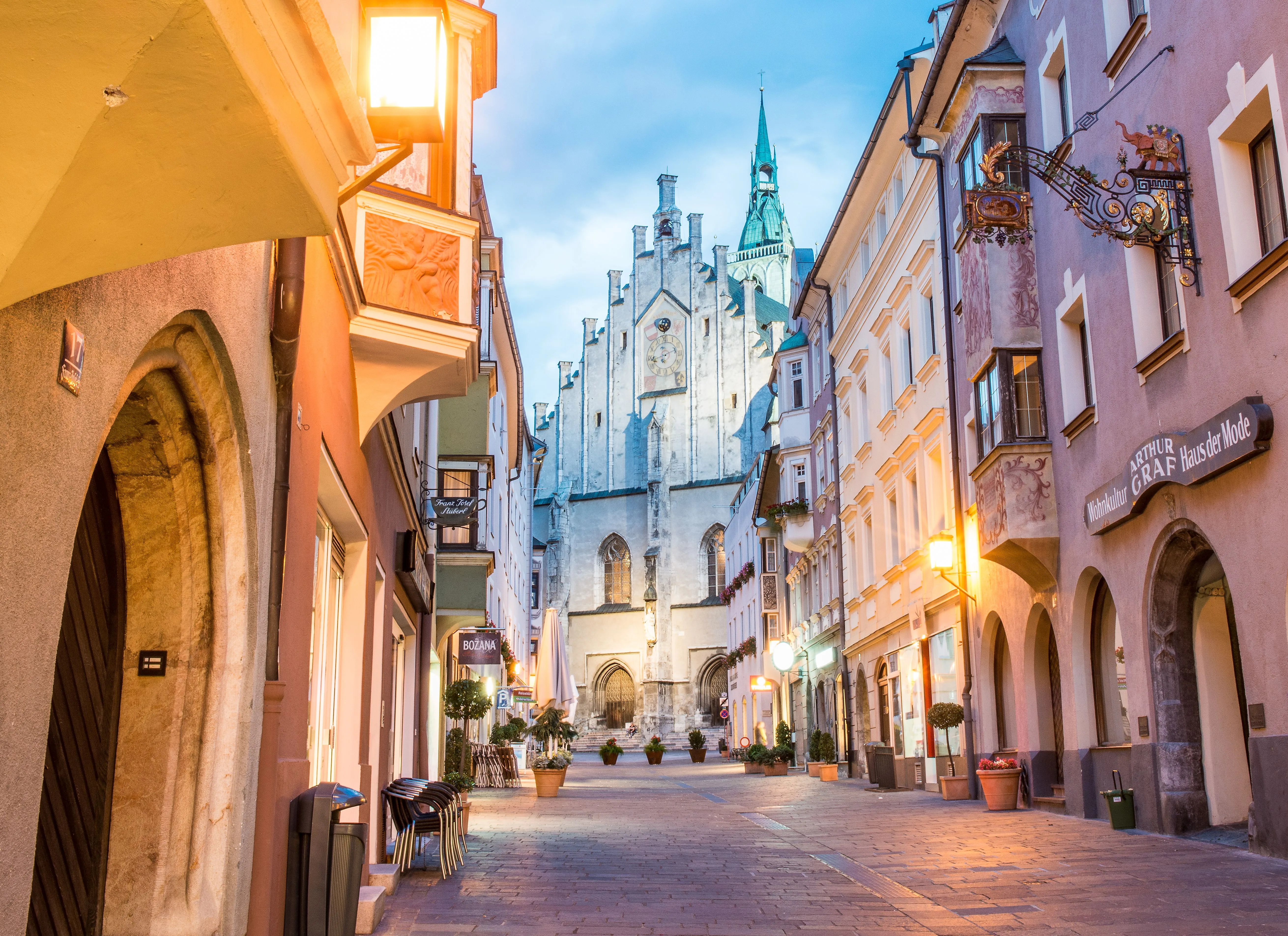 Ruelle historique de la vieille ville de Schwaz avec l'église paroissiale et un éclairage d'ambiance le soir