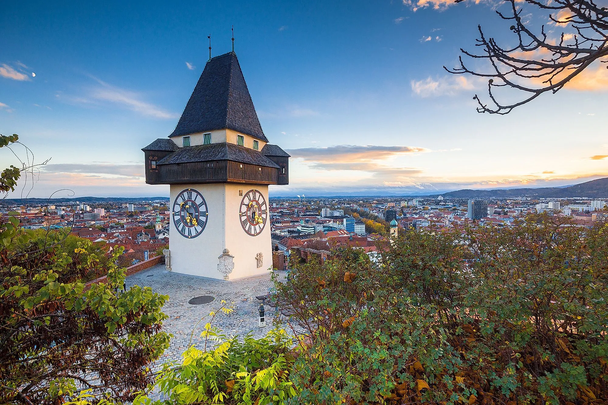 Panorama Graz mit Uhrturm am Schlossberg und Blick über die Altstadt