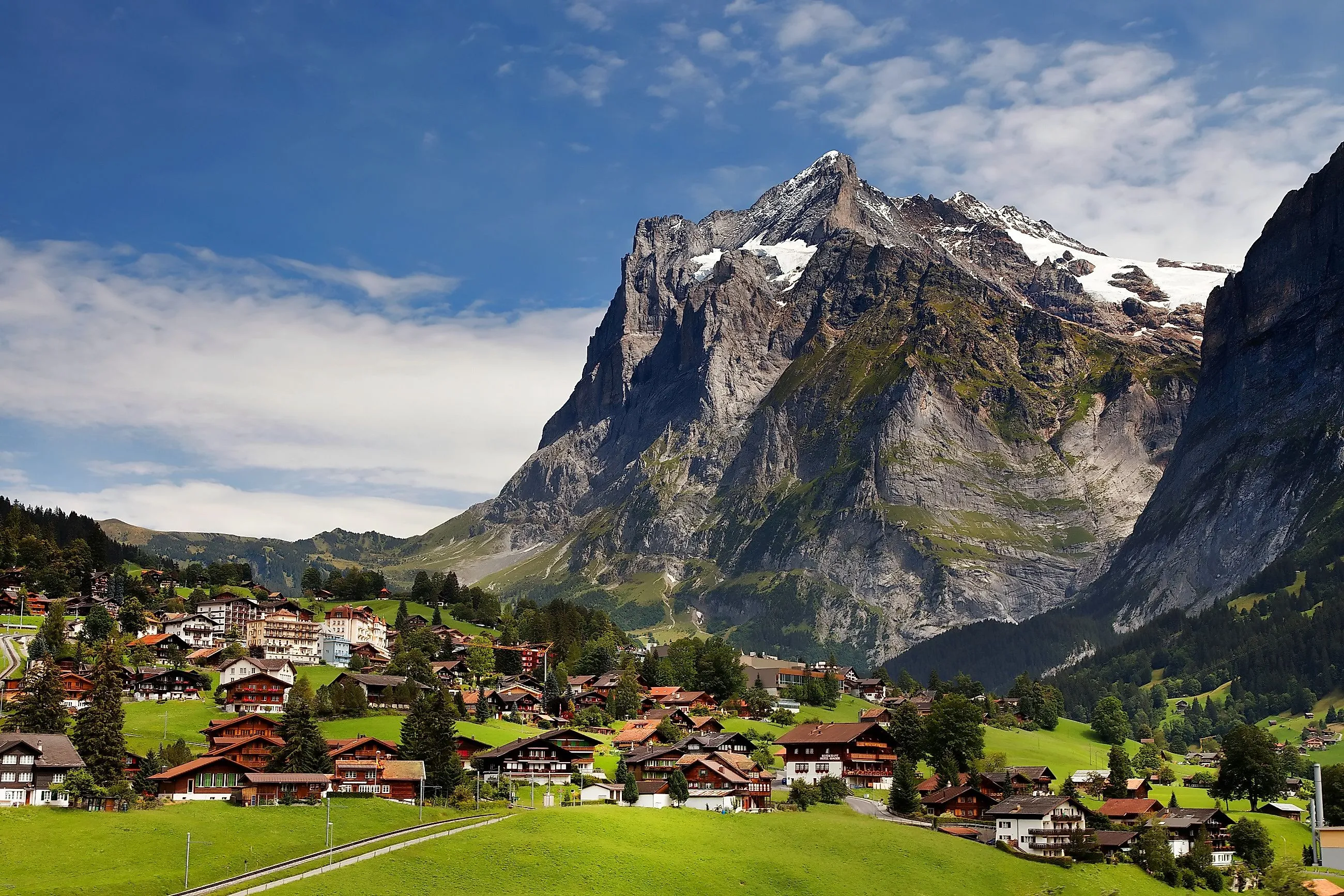 Grindelwald in het Berner Oberland met traditionele chalets voor het imposante Eigermassief in een zomers berglandschap