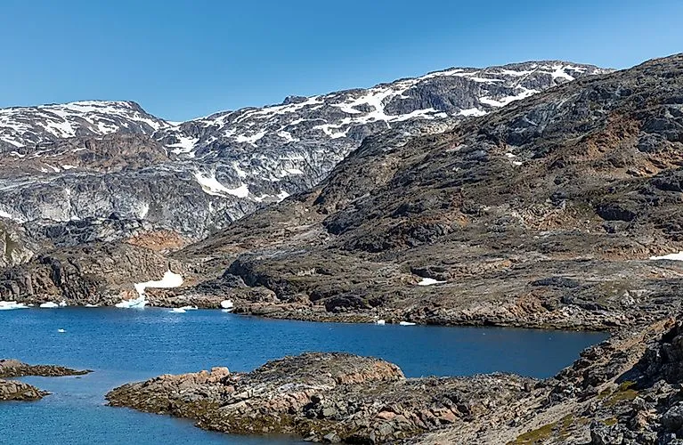 Paisaje de verano con montañas y lago en Groenlandia