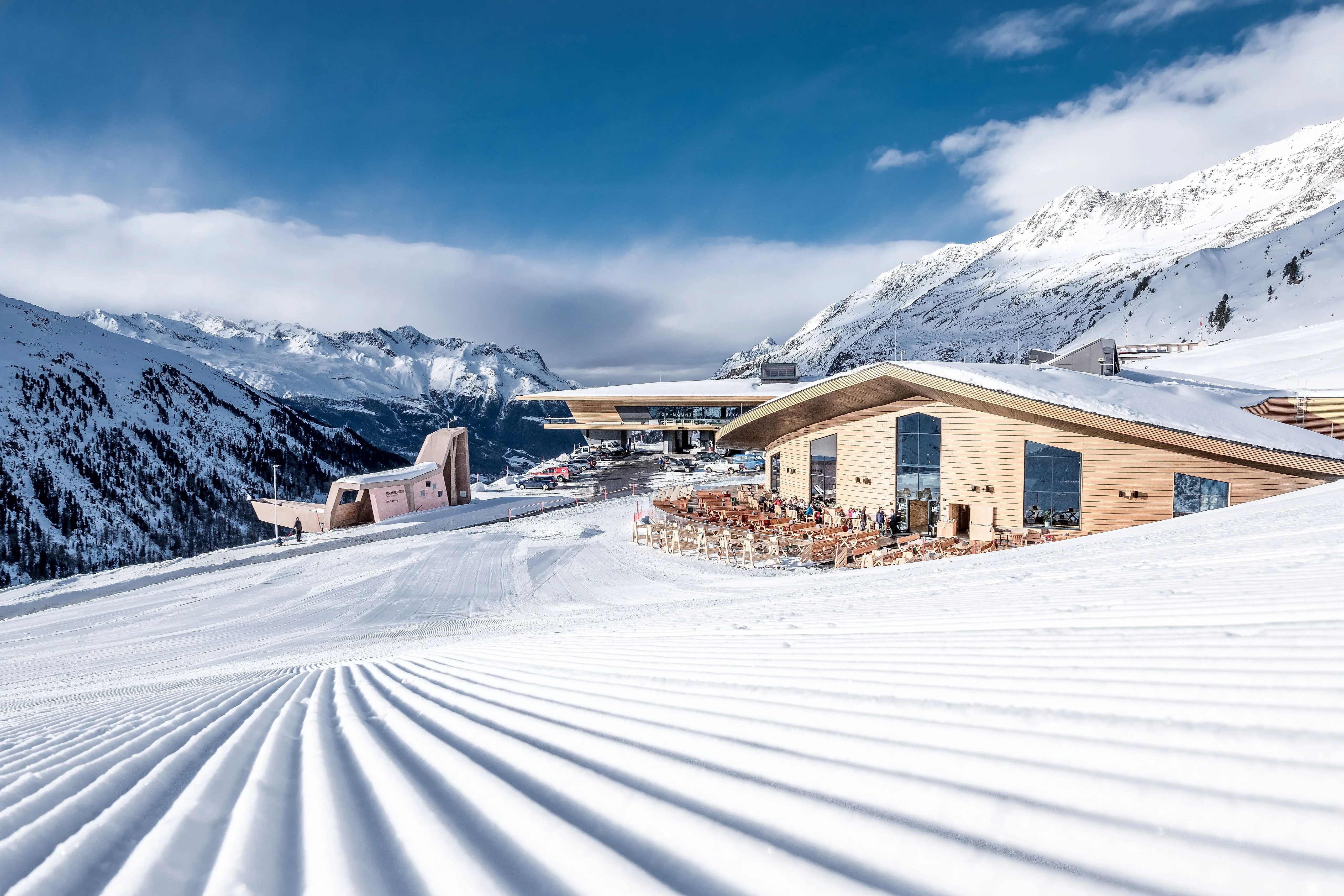 La arquitectura moderna se une a la magia invernal en el Top Mountain Crosspoint de Hochgurgl, con solarium y vistas panorámicas.