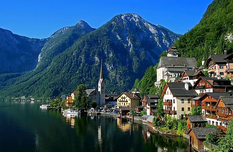 Malebný pohled na Hallstatt s jezerem a horami v Solné komoře, Horní Rakousko