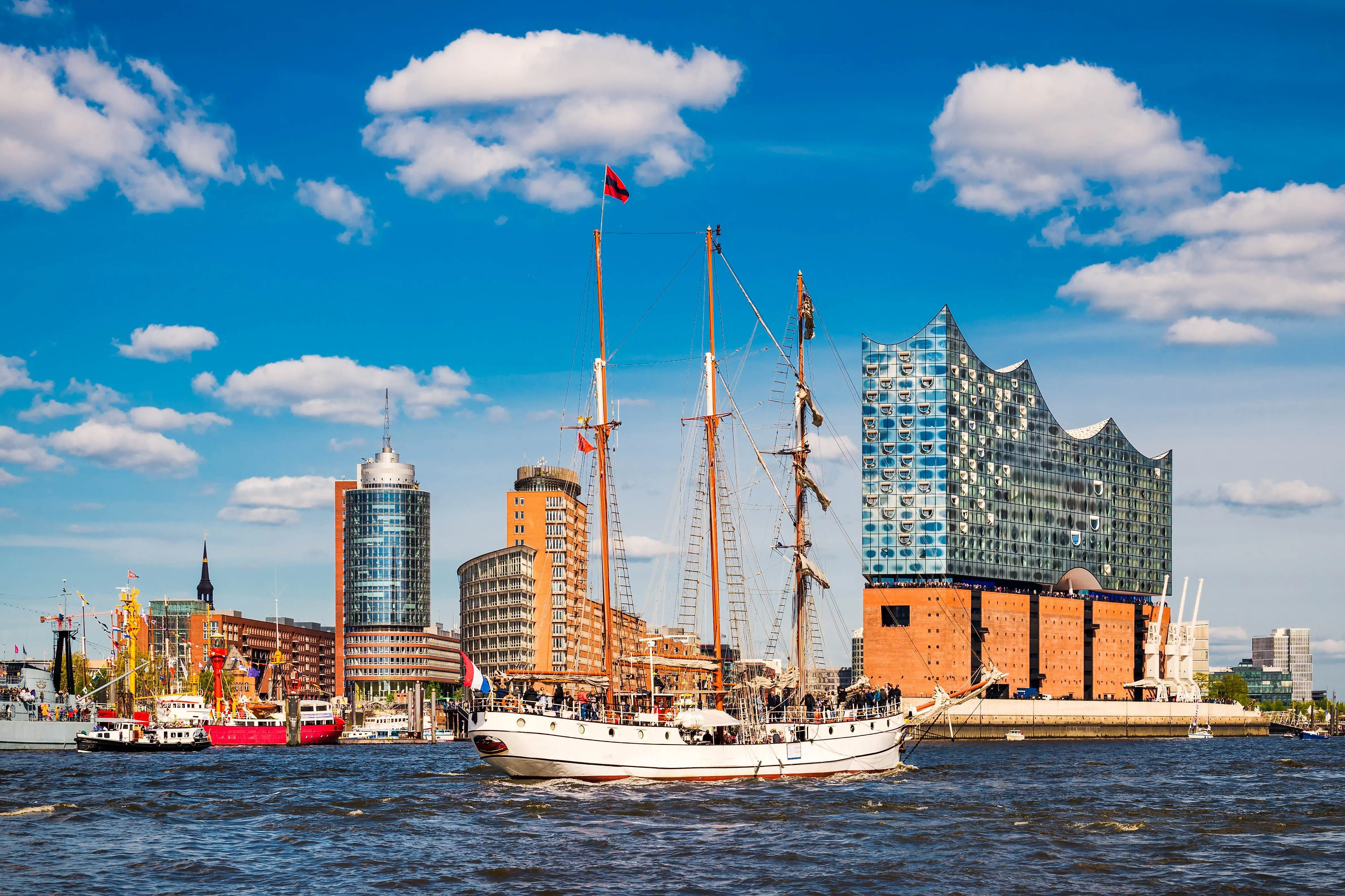 Plachetnice na Labi před Elbphilharmonií a hamburským panoramatem