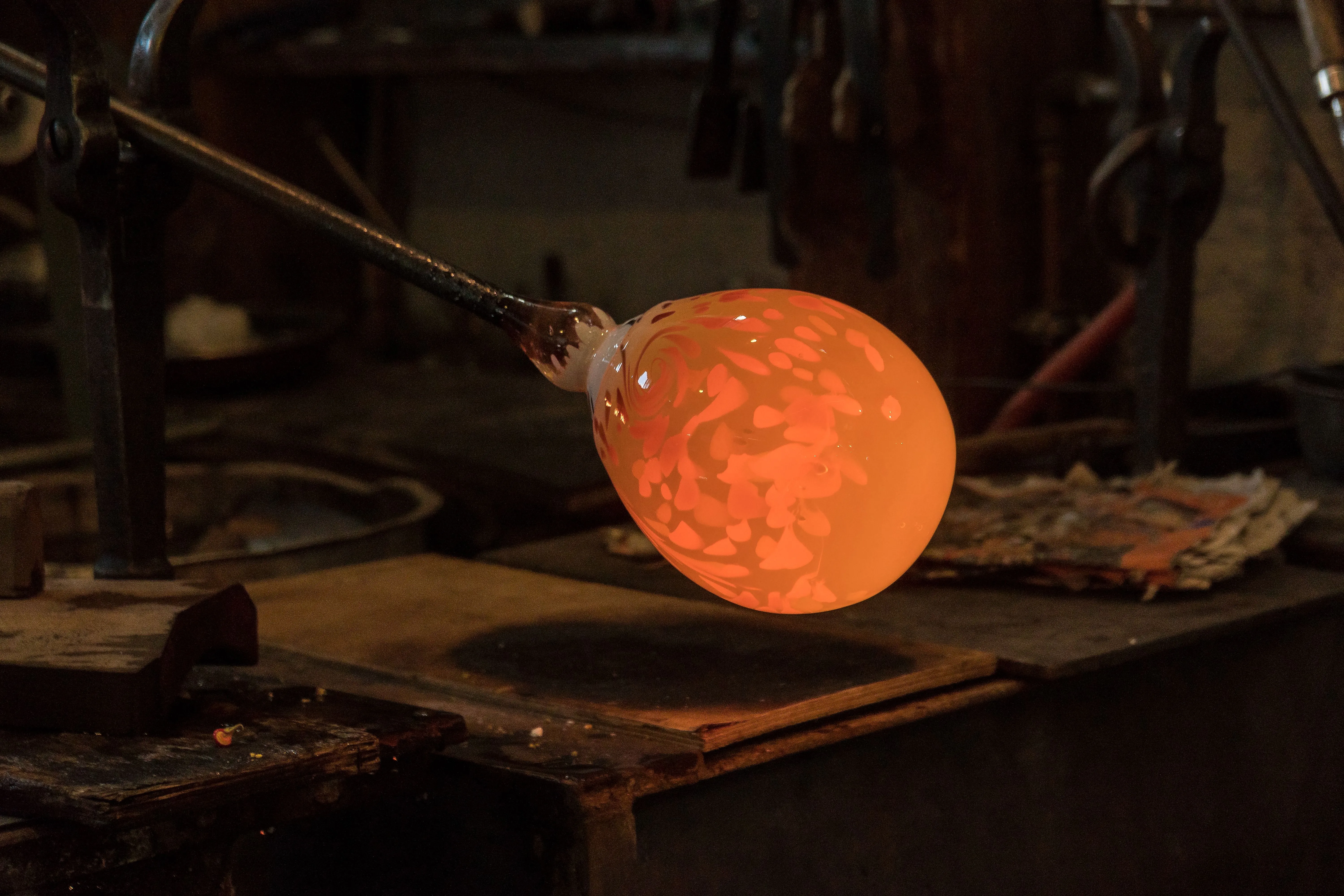 Glasbläserei in Bodenmais mit glühender Glaskugel bei der traditionellen Glasherstellung