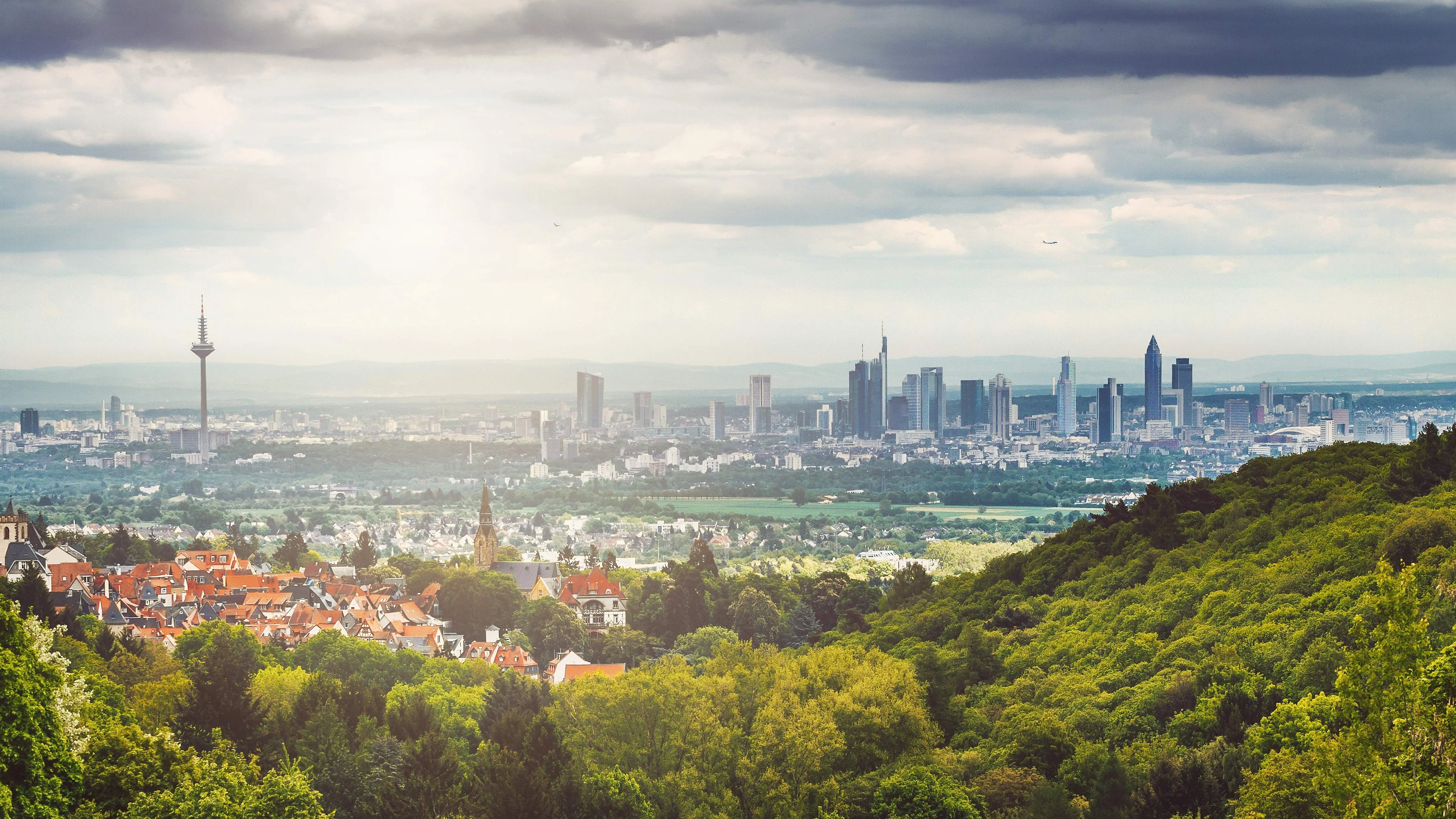Panoráma Frankfurtu nad Mohanom s mrakodrapmi a Taunusom v pozadí
