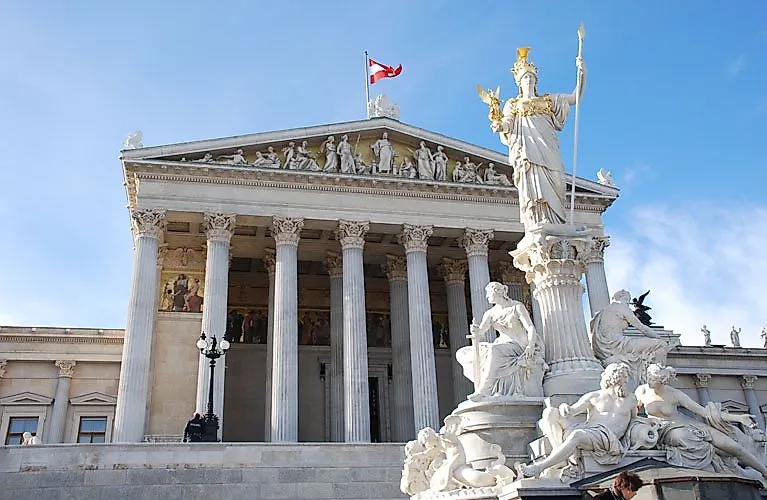 Het parlementsgebouw in Wenen met de Pallas Athena fontein tegen een heldere hemel.