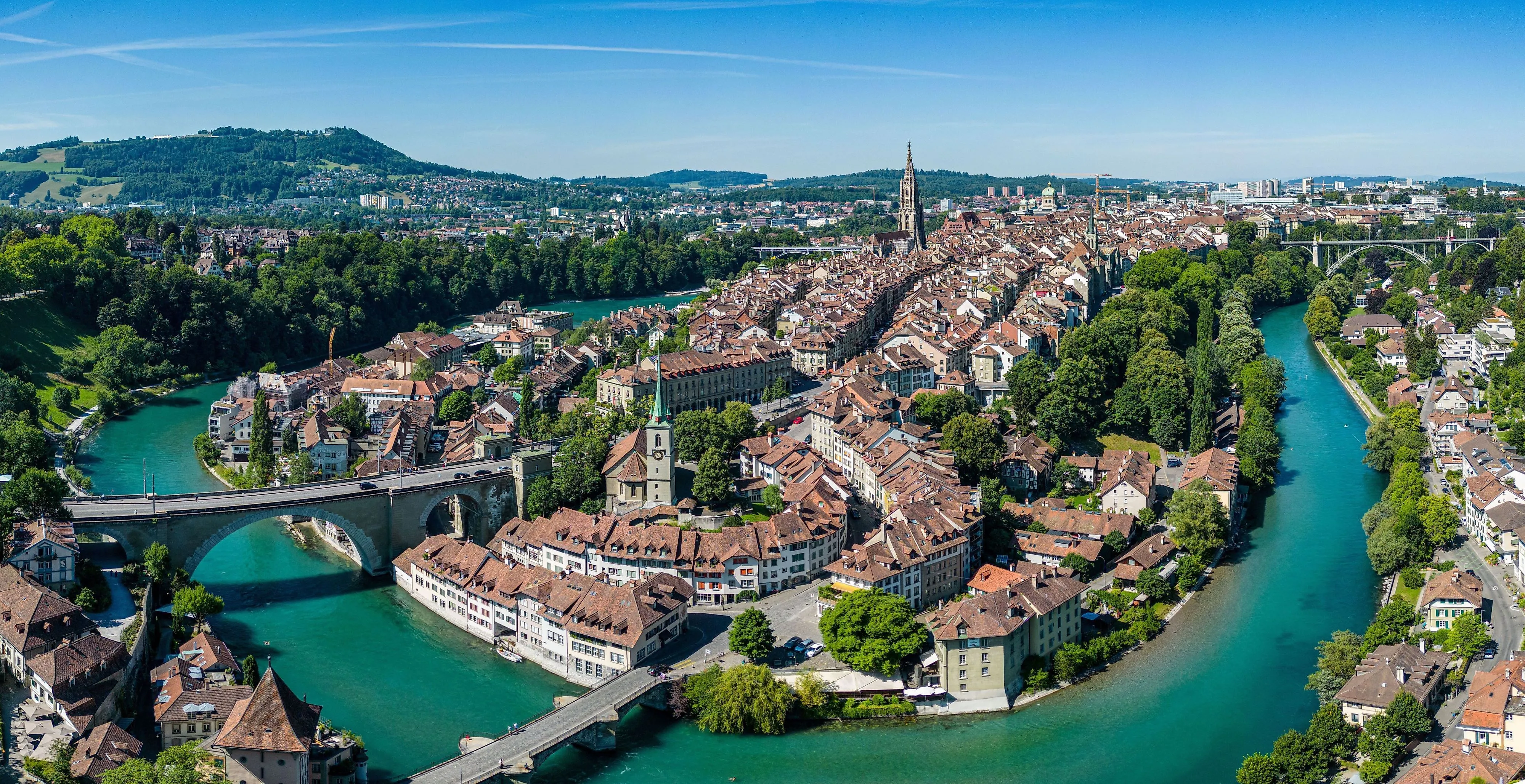 UNESCO oude binnenstad van Bern met de kathedraal van Bern en de Aare loop op een heldere zomerdag.